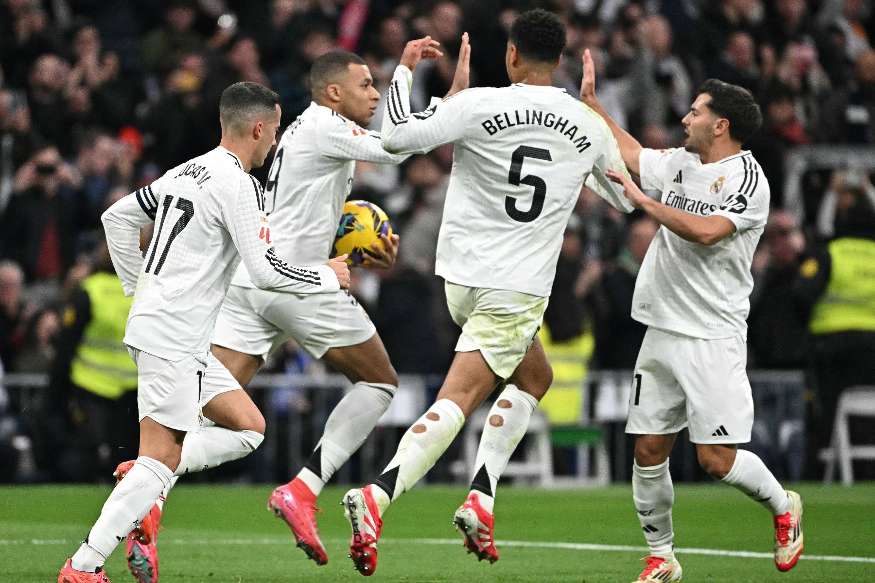 El delantero francés del Real Madrid, Kylian Mbappé, celebra con sus compañeros de equipo tras anotar desde el punto penal durante el partido de fútbol de la liga española entre el Real Madrid CF y la UD Las Palmas en el estadio Santiago Bernabeu de Madrid.
Foto: AFP