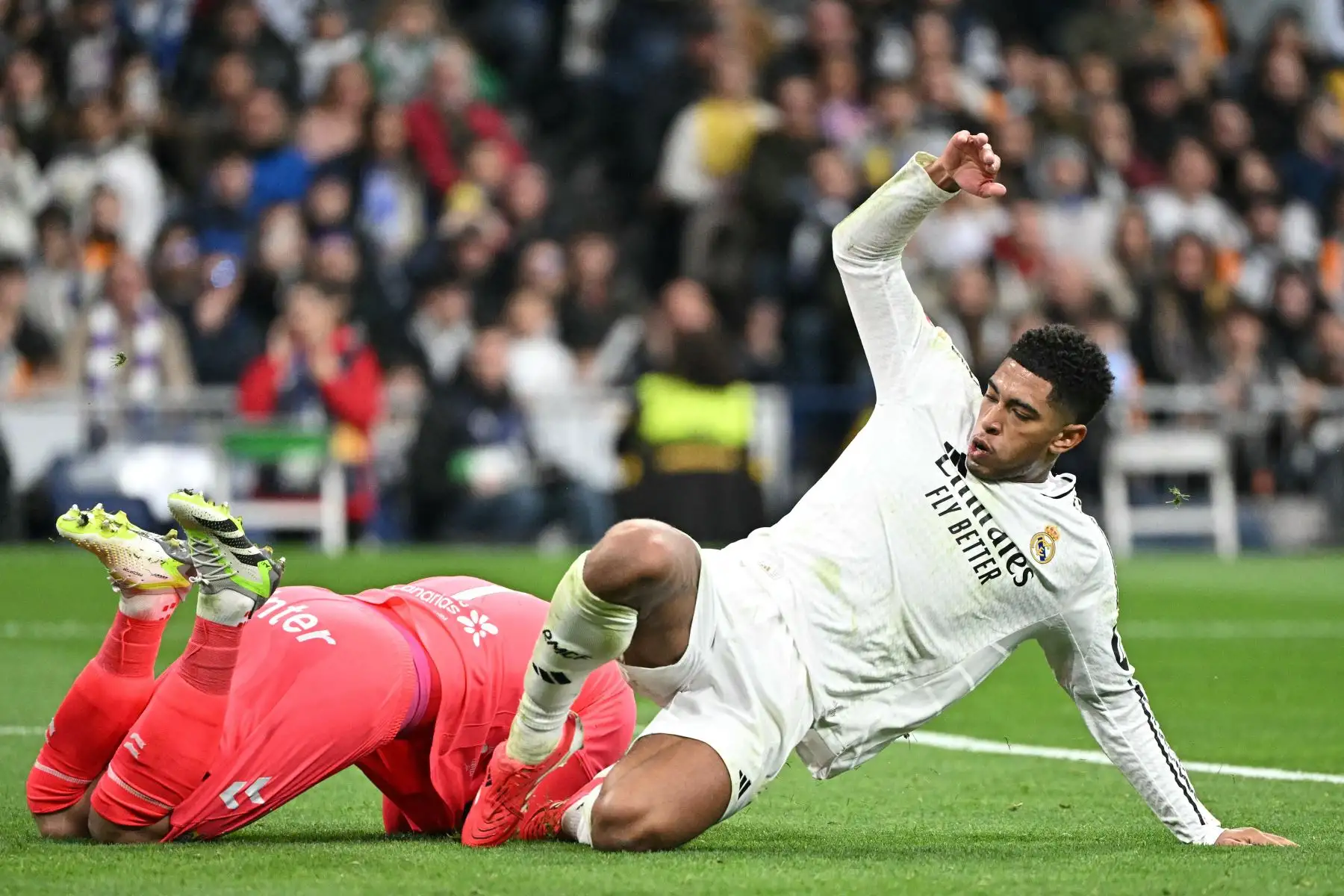 El mediocampista inglés del Real Madrid, Jude Bellingham desafía al portero holandés  de Las Palmas, Jasper Cillessen, durante el partido de fútbol de la liga española entre el Real Madrid CF y la UD Las Palmas en el estadio Santiago Bernabeu de Madrid.
Foto: AFP