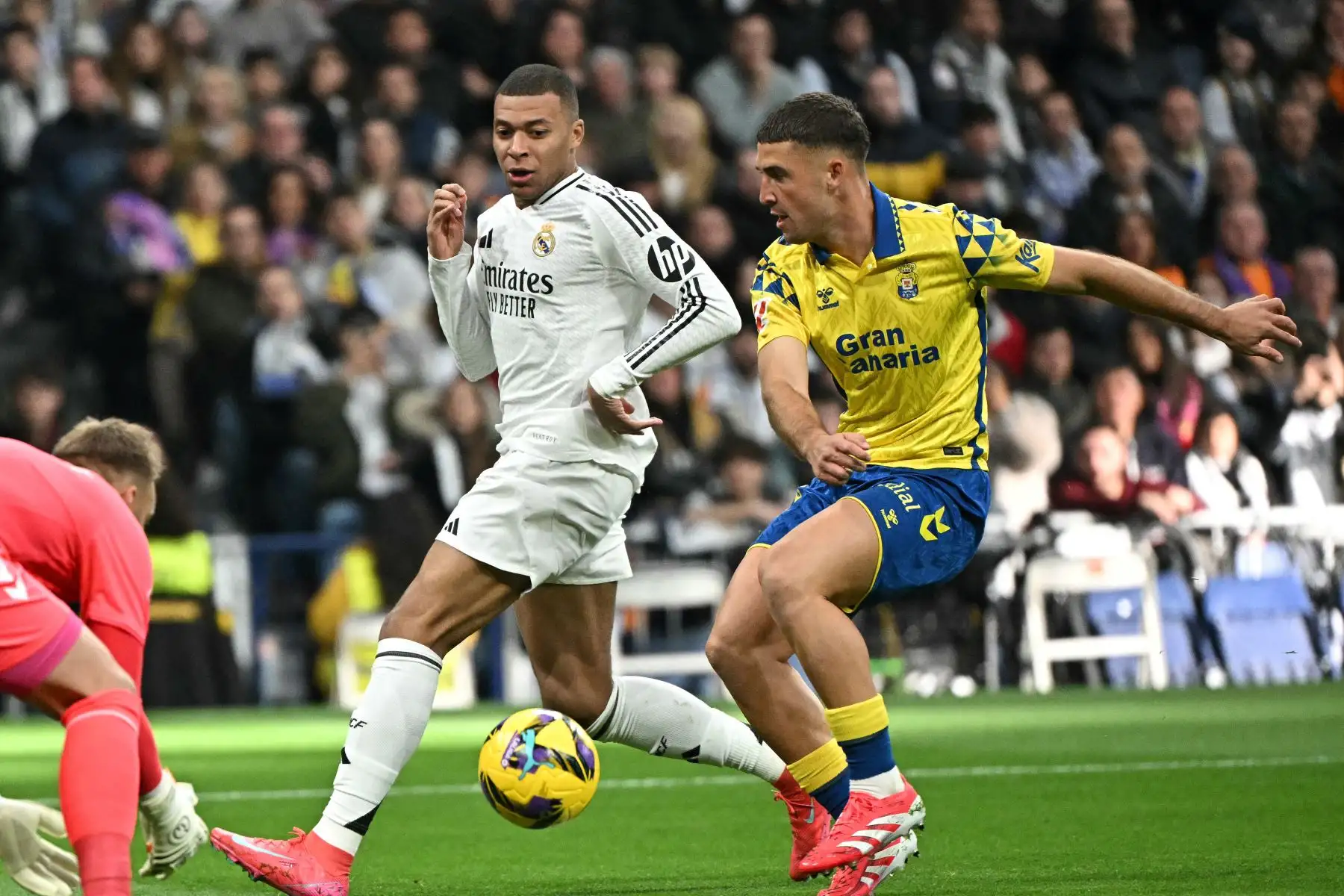El delantero francés del Real Madrid, Kylian Mbappé lucha por el balón con el defensor escocés de Las Palmas, Scott McKenna en el partido de fútbol de la liga española entre el Real Madrid CF y la UD Las Palmas en el estadio Santiago Bernabeu de Madrid.
Foto: AFP