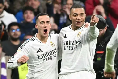 El delantero francés del Real Madrid, Kylian Mbappé celebra marcar el tercer gol de su equipo con el defensor español del Real Madrid, Lucas Vázquez durante el partido de fútbol de la liga española entre el Real Madrid CF y la UD Las Palmas en el estadio Santiago Bernabeu de Madrid.Foto: AFP
