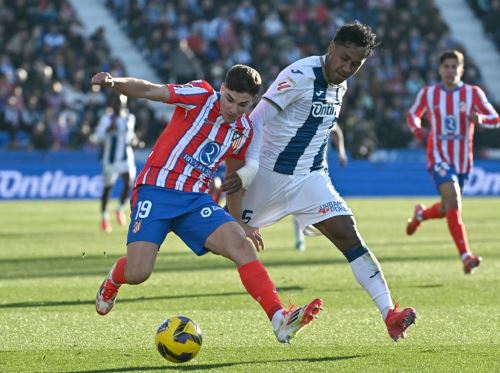 Renato Tapia disputa la pelota con Julian Álvarez