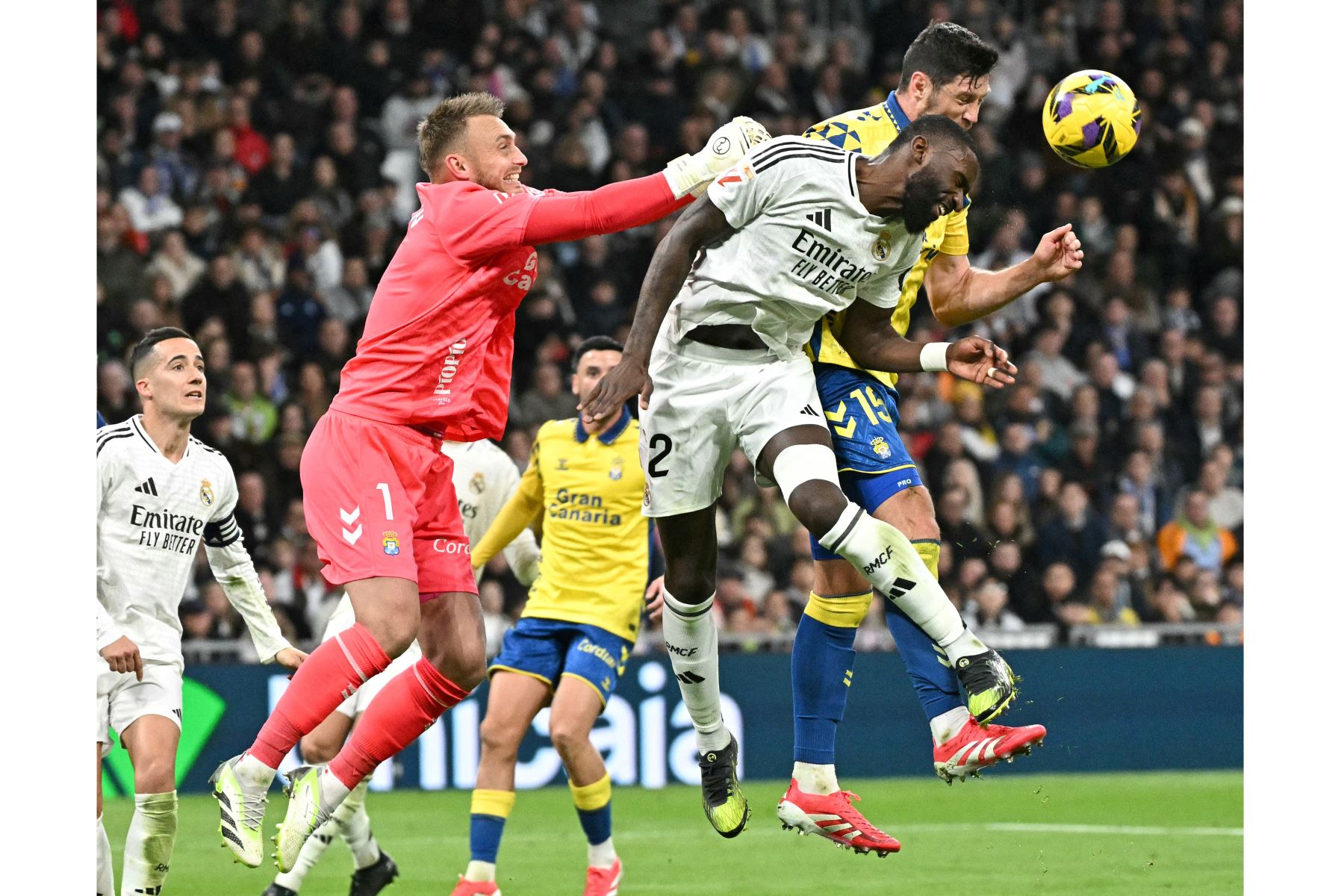 El defensa alemán del Real Madrid, Antonio Ruediger, encabeza el balón junto al portero holandés  de Las Palmas, Jasper Cillessen, durante el partido de fútbol de la liga española entre el Real Madrid CF y la UD Las Palmas en el estadio Santiago Bernabeu de Madrid.
Foto: AFP