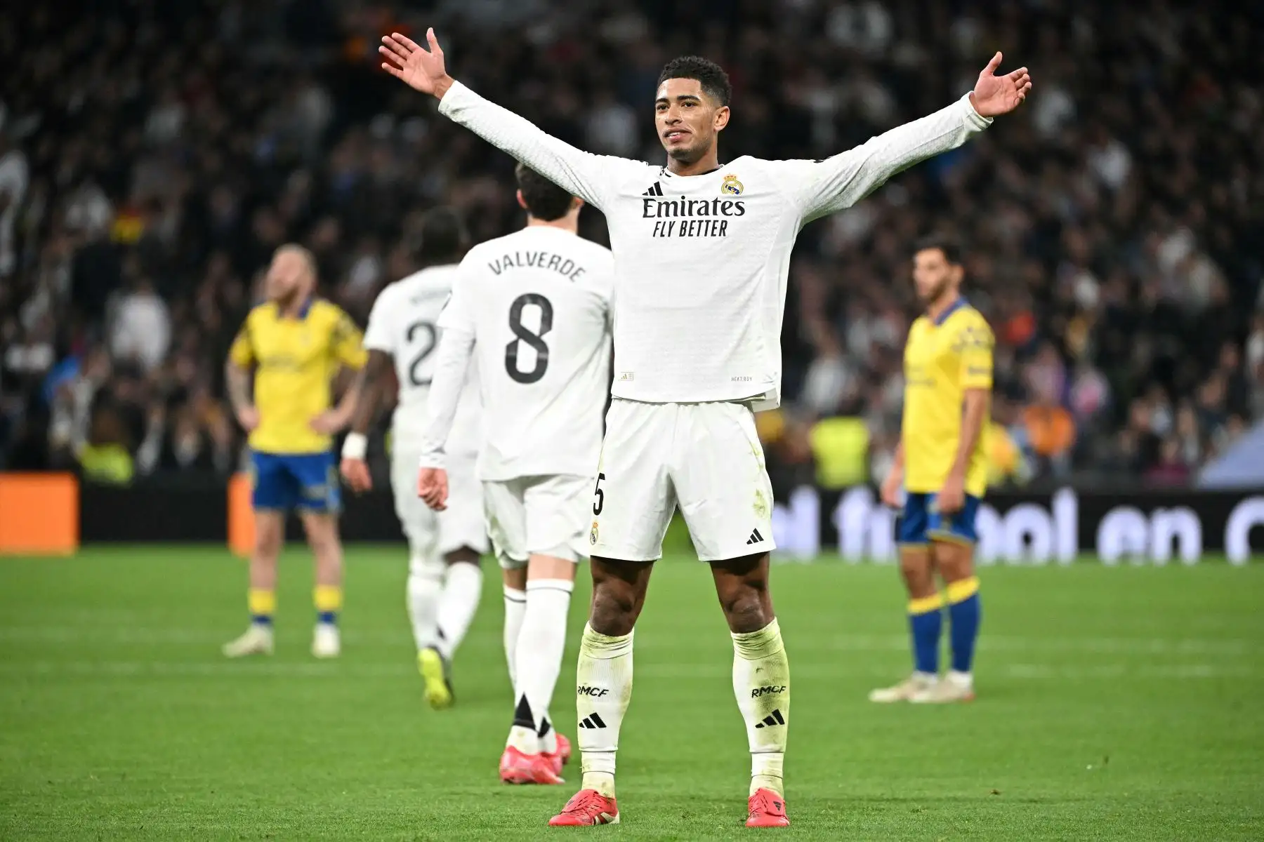 El mediocampista inglés del Real Madrid, Jude Bellingham hace un gesto después de un gol que luego fue anulado durante el partido de fútbol de la liga española entre el Real Madrid CF y la UD Las Palmas en el estadio Santiago Bernabeu de Madrid.
Foto: AFP