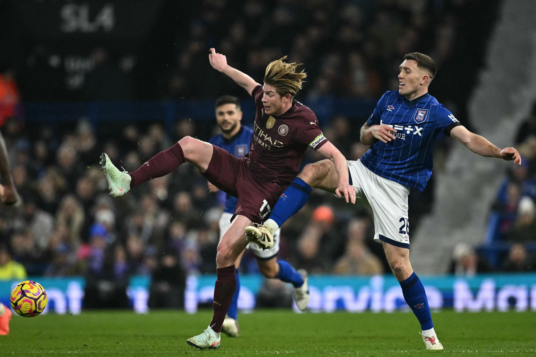 El centrocampista belga del Manchester City Kevin De Bruyne compite con el defensor irlandés de Ipswich Town Dara O