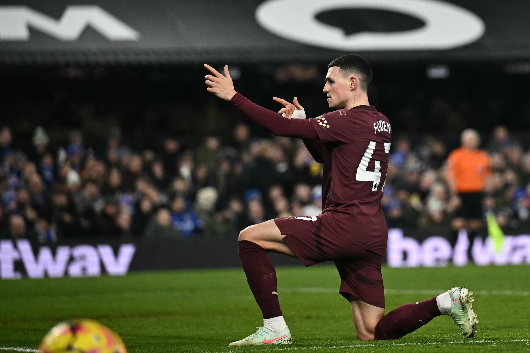 El centrocampista inglés  del Manchester City, Phil Foden, celebra después de marcar su tercer gol durante el partido de fútbol de la Premier League inglesa entre Ipswich Town y Manchester City .
Foto: AFP