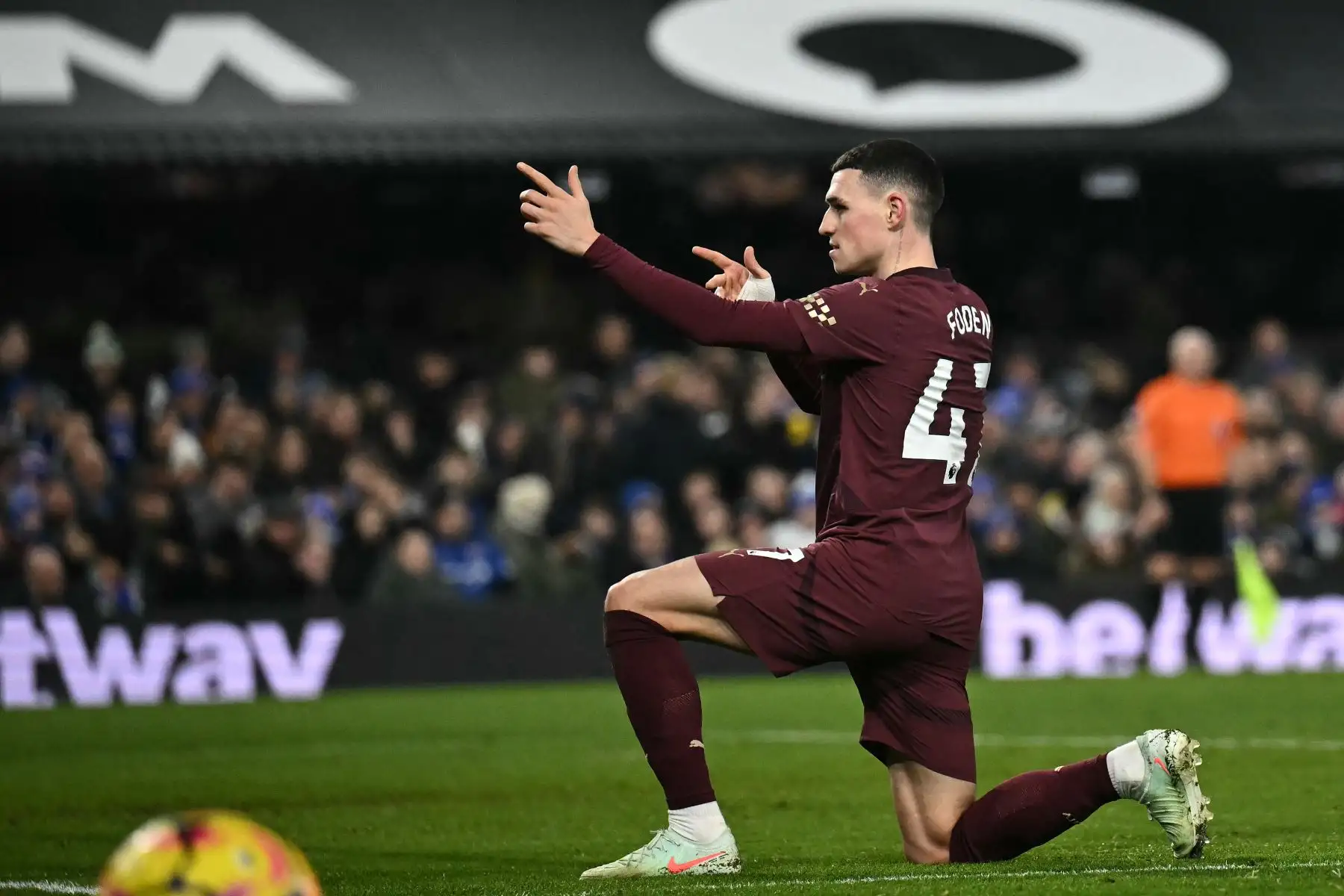 El centrocampista inglés  del Manchester City, Phil Foden, celebra después de marcar su tercer gol durante el partido de fútbol de la Premier League inglesa entre Ipswich Town y Manchester City .
Foto: AFP
