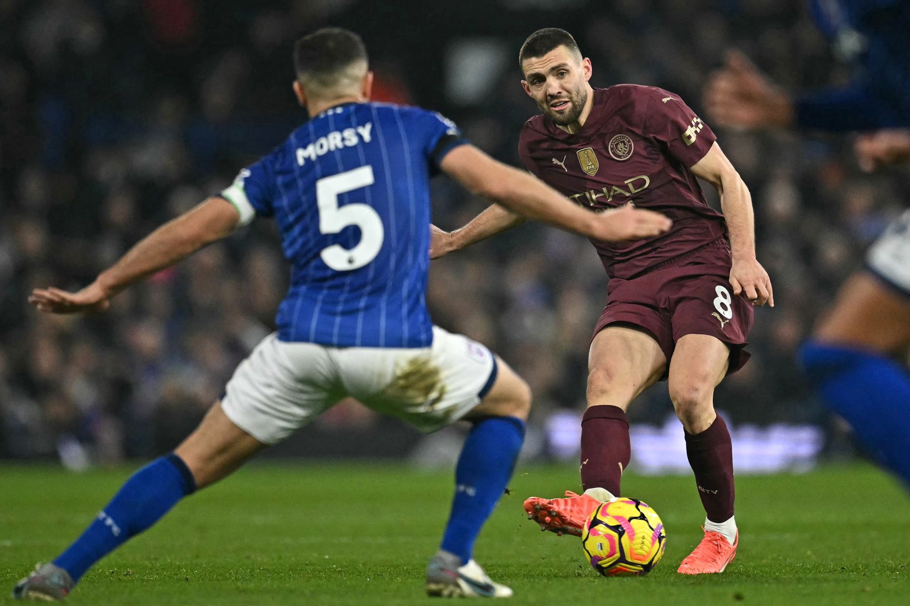 El centrocampista croata del Manchester City, Mateo Kovacic pasa el balón durante el partido de fútbol de la Premier League inglesa entre Ipswich Town y Manchester City.
Foto: AFP