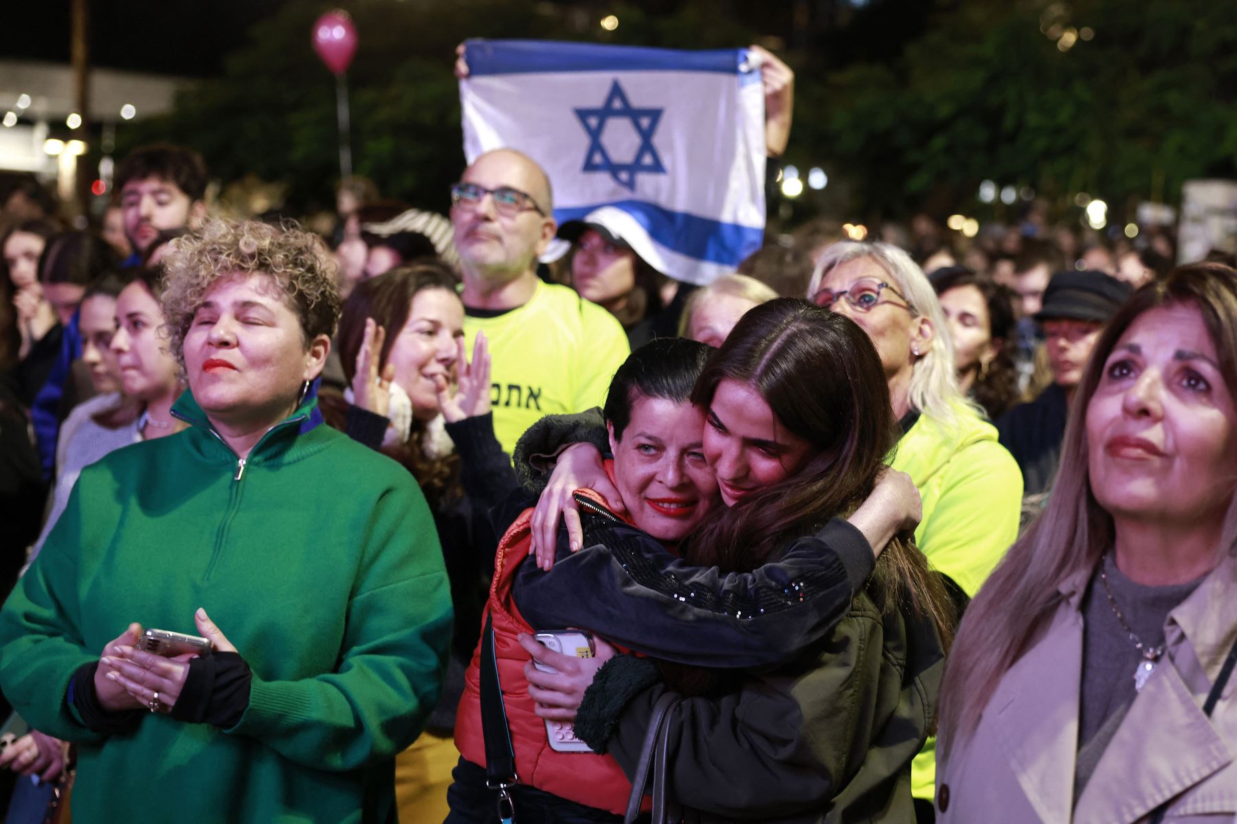 Partidarios y familiares de rehenes mantenidos cautivos en la Franja de Gaza desde los ataques del 7 de octubre de 2023 por militantes palestinos reaccionan mientras ven una transmisión televisiva en vivo sobre la liberación de rehenes israelíes, en la Plaza de los Rehenes en Tel Aviv.
Foto: AFP