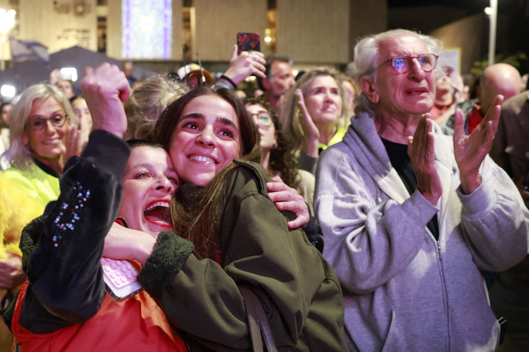 Partidarios y familiares de rehenes mantenidos cautivos en la Franja de Gaza desde los ataques del 7 de octubre de 2023 por militantes palestinos reaccionan mientras ven una transmisión televisiva en vivo sobre la liberación de rehenes israelíes, en la Plaza de los Rehenes en Tel Aviv.
Foto: AFP