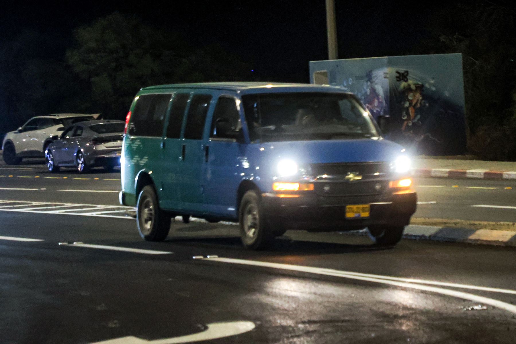 Una camioneta que transporta a algunos de los tres rehenes israelíes liberados, que habían sido secuestrados durante los ataques del 7 de octubre de 2023 por militantes palestinos, avanza por una carretera cerca de Reim en el sur de Israel.
Foto: AFP