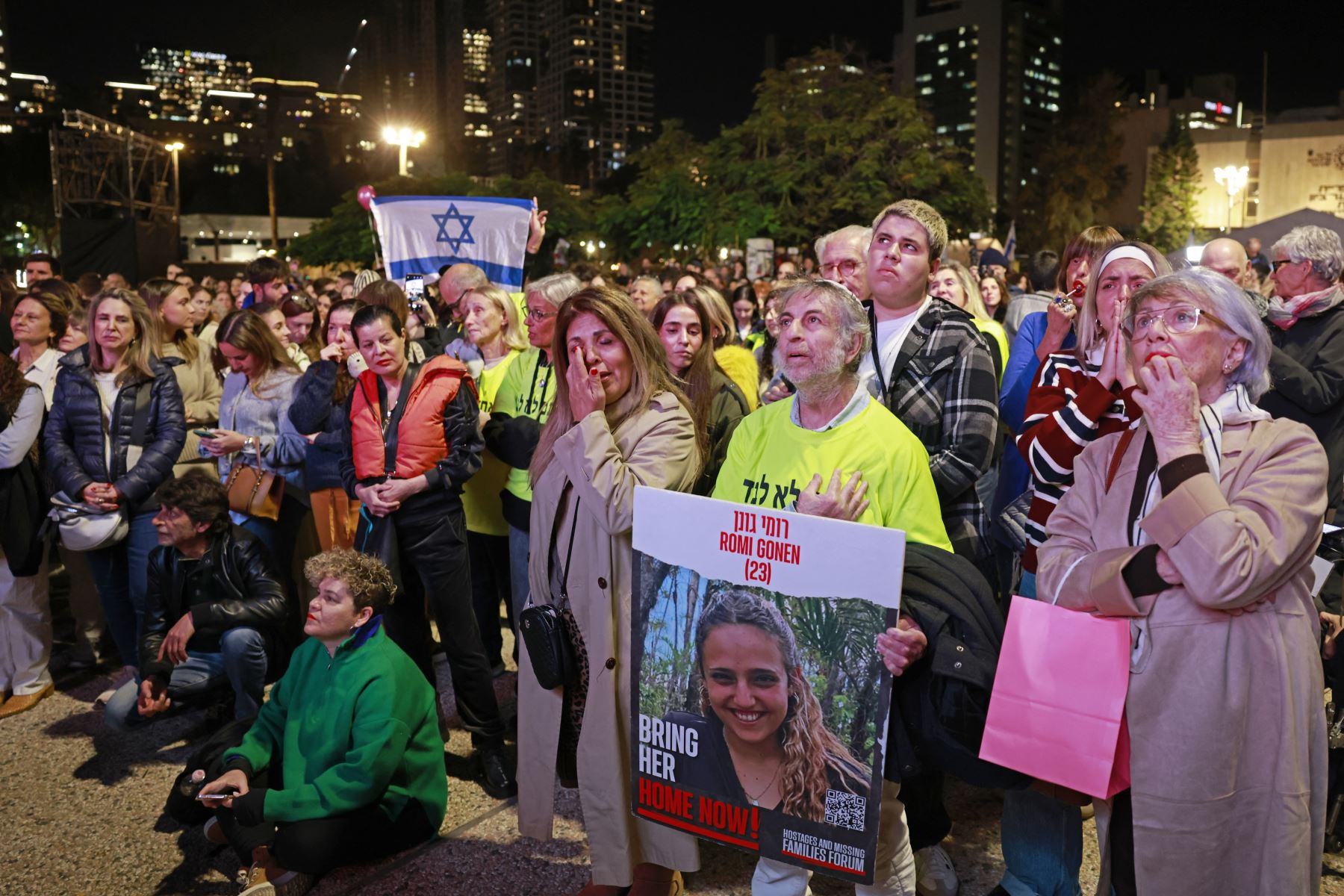 Partidarios y familiares de rehenes mantenidos cautivos en la Franja de Gaza desde los ataques del 7 de octubre de 2023 por militantes palestinos reaccionan mientras ven una transmisión televisiva en vivo sobre la liberación de rehenes israelíes, en la Plaza de los Rehenes en Tel Aviv.
Foto: AFP