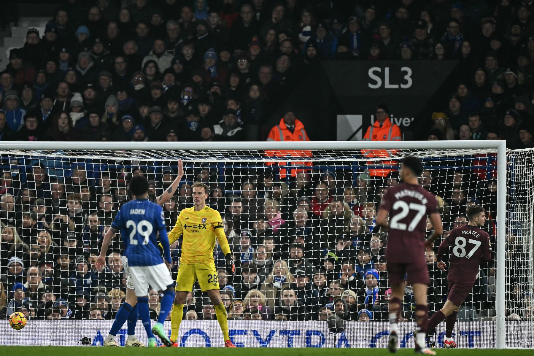 El centrocampista inglés del Manchester City, James McAtee  anota su sexto gol durante el partido de fútbol de la Premier League inglesa entre Ipswich Town y Manchester City .
Foto: AFP