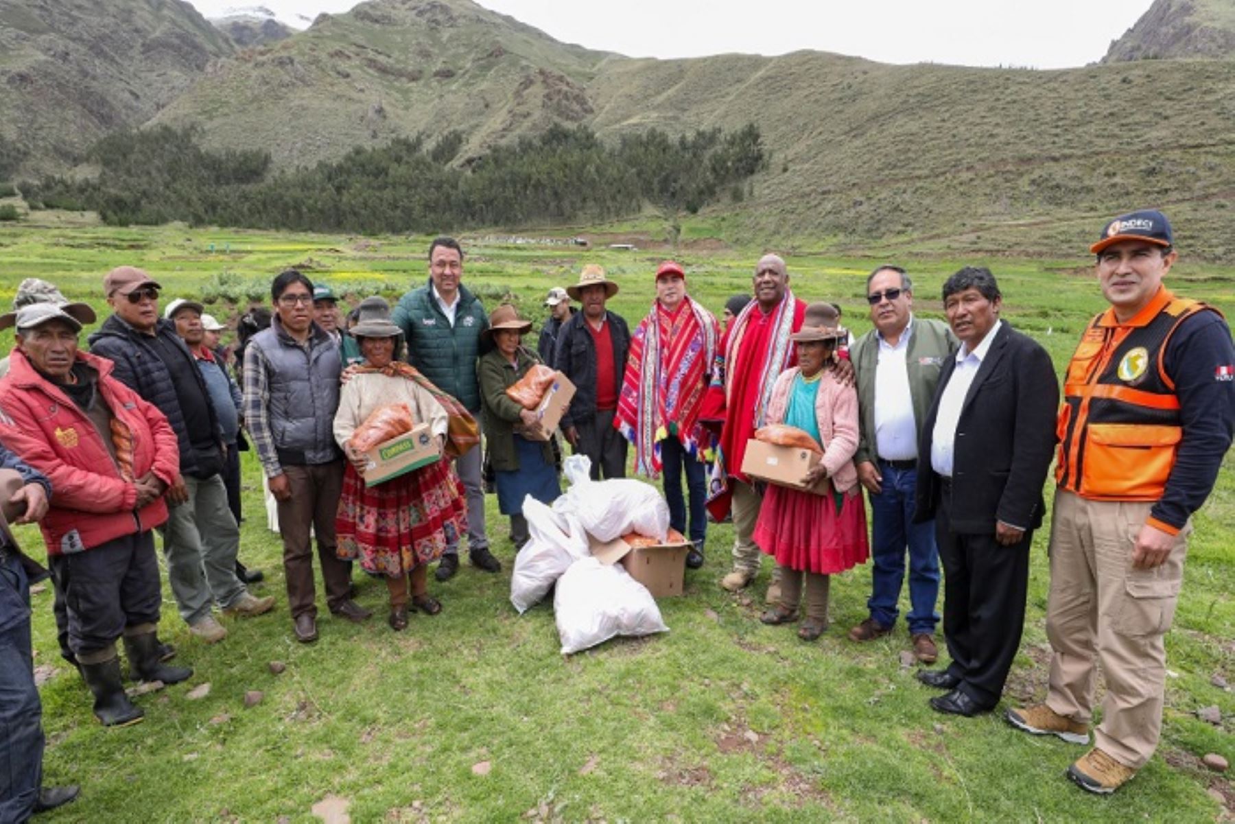 En Sicuani, los ministros Manero y Whittembury, junto al jefe del Indeci, se reunieron con autoridades locales para reforzar las acciones frente a las nevadas y granizadas que afectaron las provincias de Canas y Canchis.