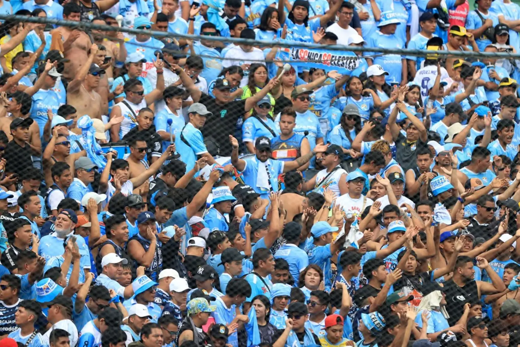 Aficionados de Sporting Cristal alientan a su equipo en la esperada Tarde Celeste 2025 en el estadio Alberto Gallardo, donde enfrenta a la Universidad Católica de Chile.
Foto: ANDINA/Jhonel Rodríguez Robles