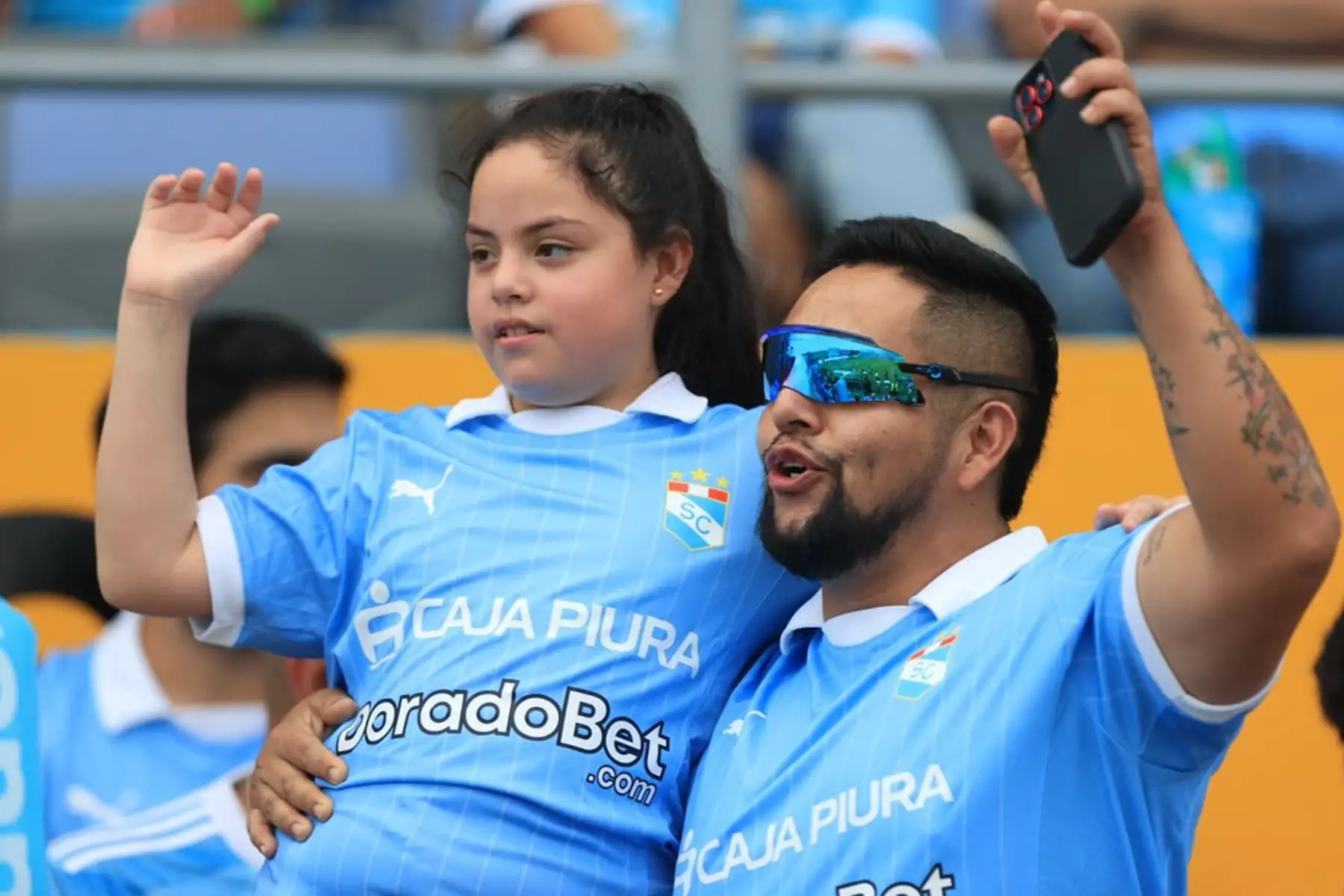 Aficionados de Sporting Cristal alientan a su equipo en la esperada Tarde Celeste 2025 en el estadio Alberto Gallardo, donde enfrenta a la Universidad Católica de Chile.
Foto: ANDINA/Jhonel Rodríguez Robles