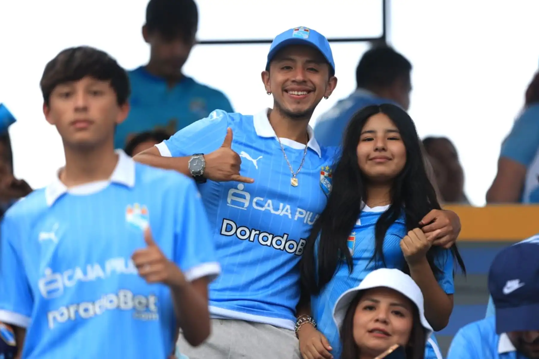 Aficionados de Sporting Cristal alientan a su equipo en la esperada Tarde Celeste 2025 en el estadio Alberto Gallardo, donde enfrenta a la Universidad Católica de Chile.
Foto: ANDINA/Jhonel Rodríguez Robles