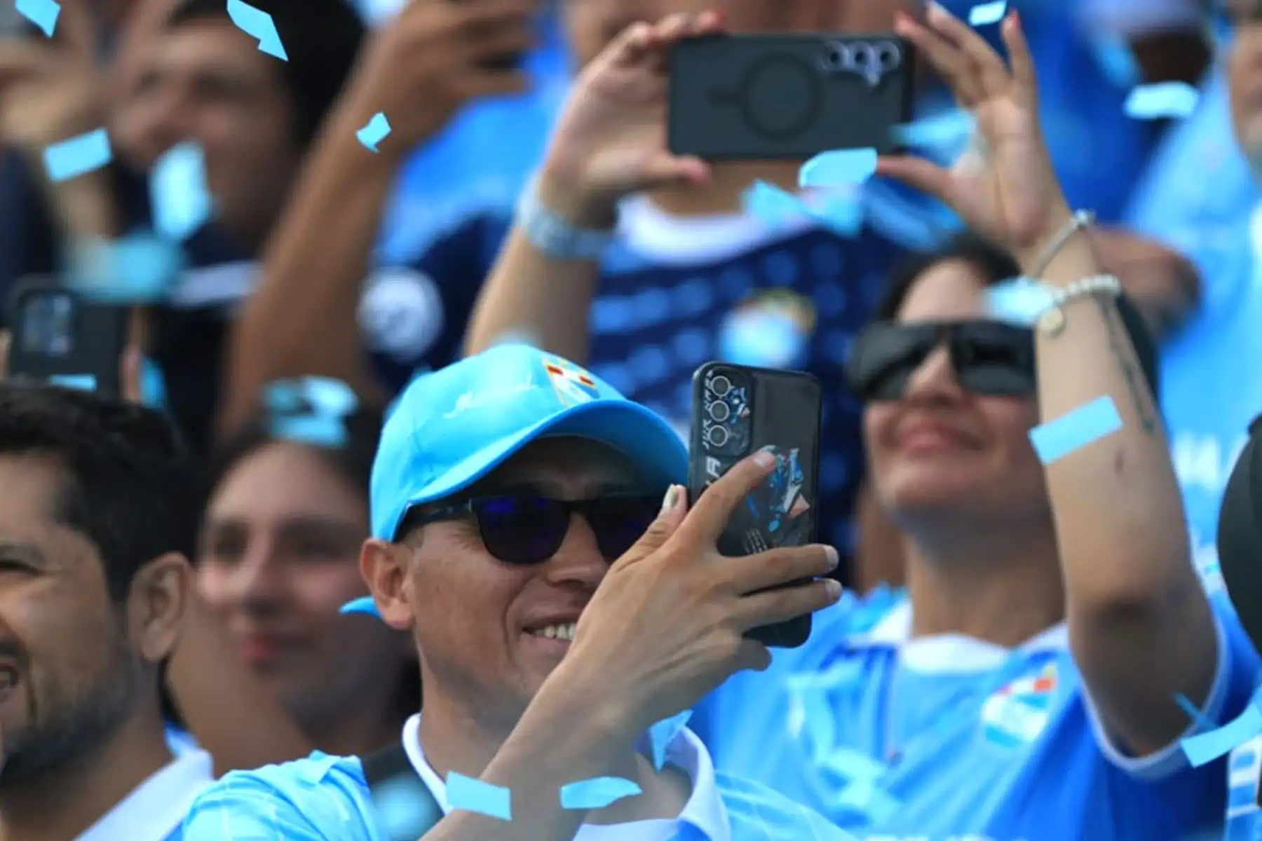 Aficionados de Sporting Cristal alientan a su equipo en la esperada Tarde Celeste 2025 en el estadio Alberto Gallardo, donde enfrenta a la Universidad Católica de Chile.
Foto: ANDINA/Jhonel Rodríguez Robles