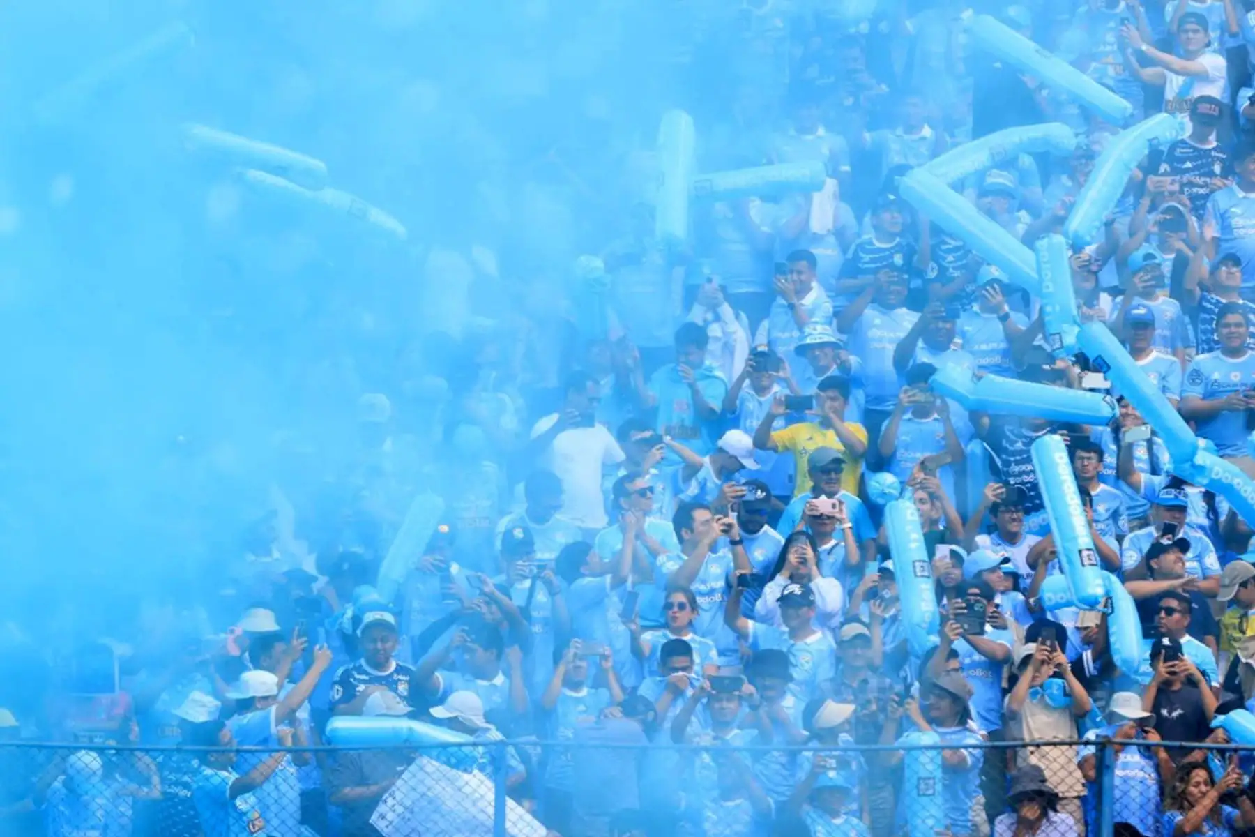 Aficionados de Sporting Cristal alientan a su equipo en la esperada Tarde Celeste 2025 en el estadio Alberto Gallardo, donde enfrenta a la Universidad Católica de Chile.
Foto: ANDINA/Jhonel Rodríguez Robles