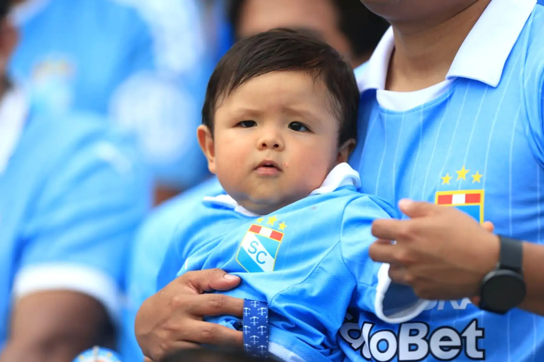 Aficionados de Sporting Cristal alientan a su equipo en la esperada Tarde Celeste 2025 en el estadio Alberto Gallardo, donde enfrenta a la Universidad Católica de Chile.
Foto: ANDINA/Jhonel Rodríguez Robles