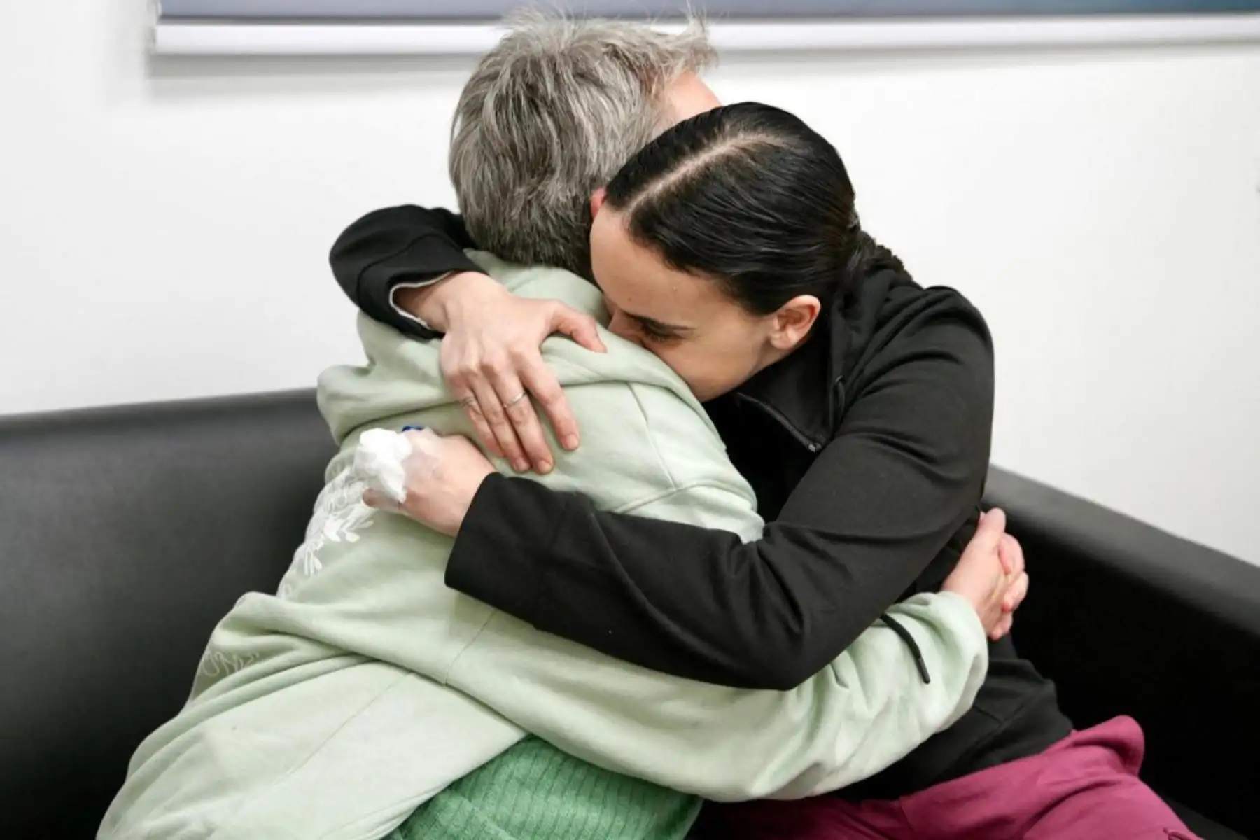 Rehén israelí Emily Damari con su madre Amanda en un lugar no revelado en Israel. Foto: AFP