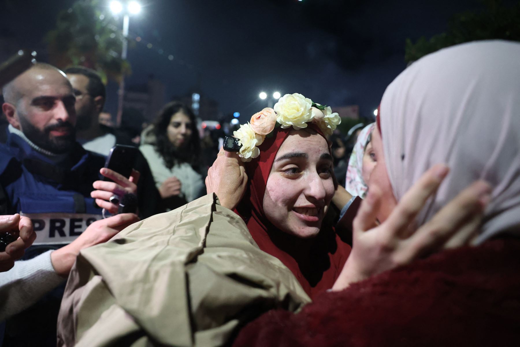 Un prisionero palestino es recibido por un familiar a la llegada de unos 90 prisioneros liberados por Israel en las primeras horas en la ciudad ocupada de Beitunia, en Cisjordania, en las afueras de Ramallah. Foto: AFP