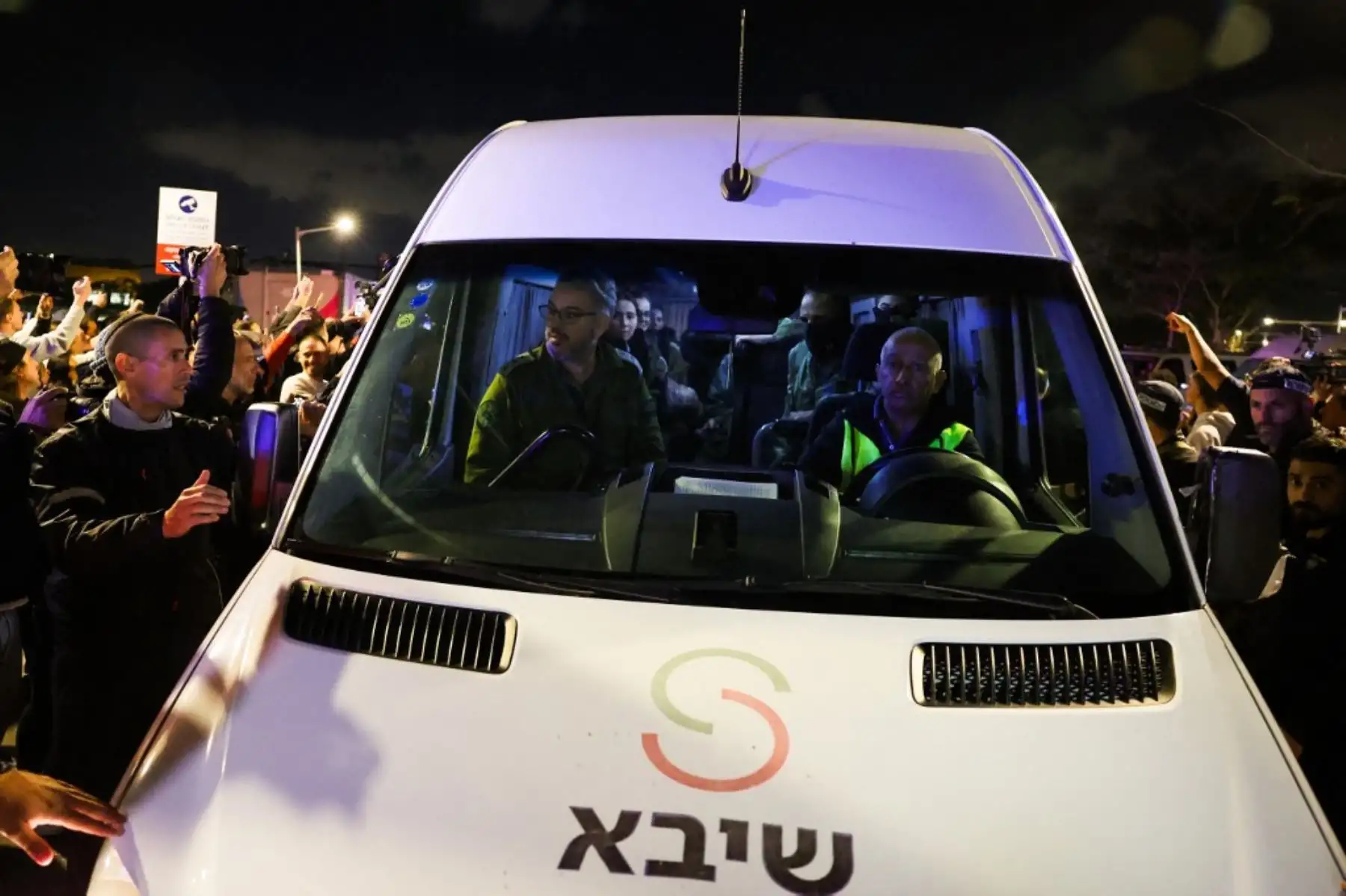 Miembros del personal médico y de seguridad israelí transportan a los tres rehenes a su llegada al Centro Médico Sheba Tel HaShomer en Ramat Gan. Foto: AFP