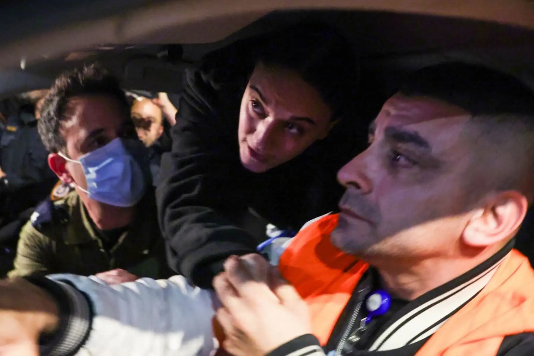 Emily Damari estrecha la mano de sus amigos mientras es transportada con otros dos rehenes al llegar al Centro Médico Sheba Tel HaShomer en Ramat Gan. Foto: AFP