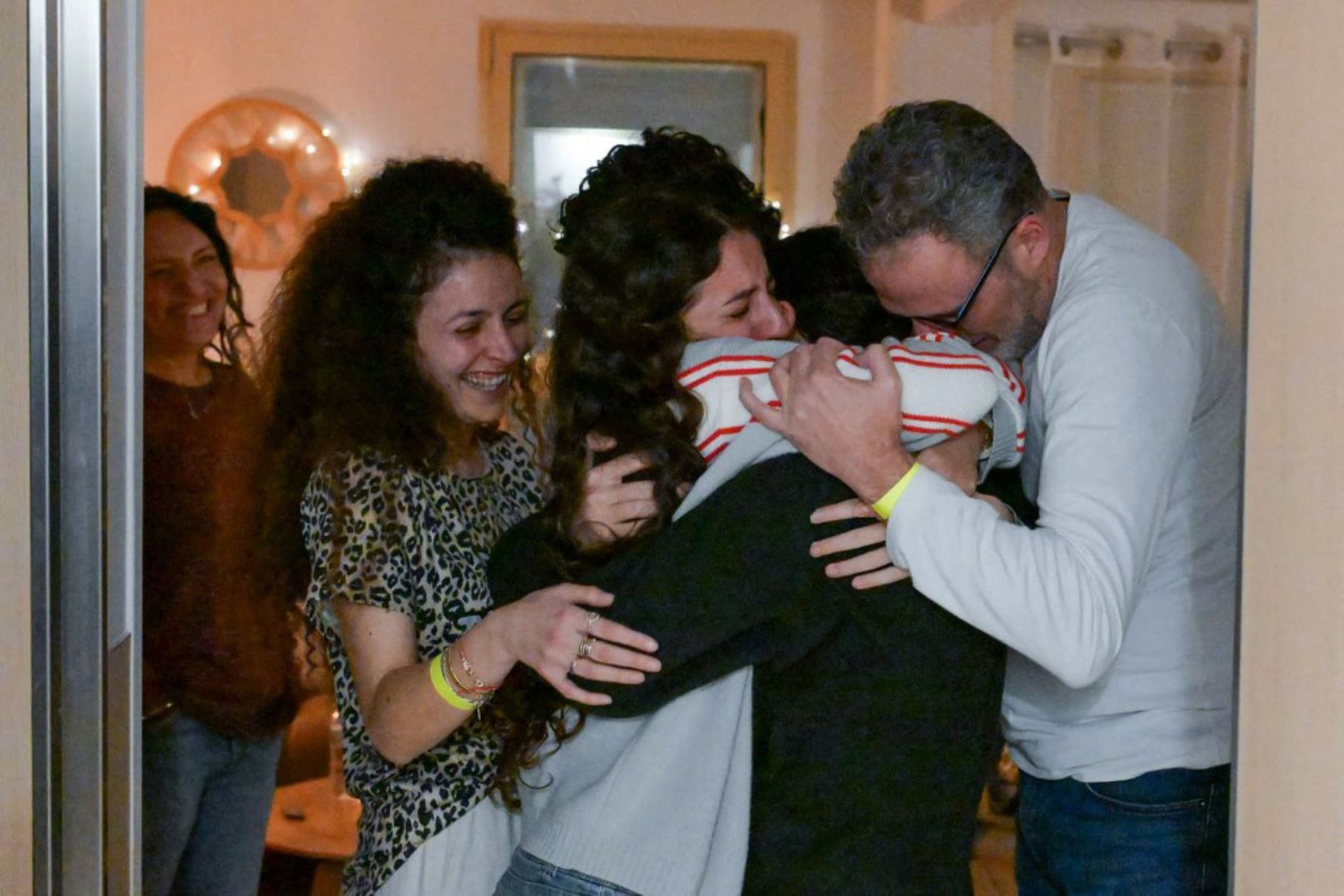 Padre de la rehén israelí Romi Gonen y otros miembros de la familia dándole la bienvenida en el centro médico Sheba en Ramat Gan, cerca de Tel Aviv. Foto: AFP