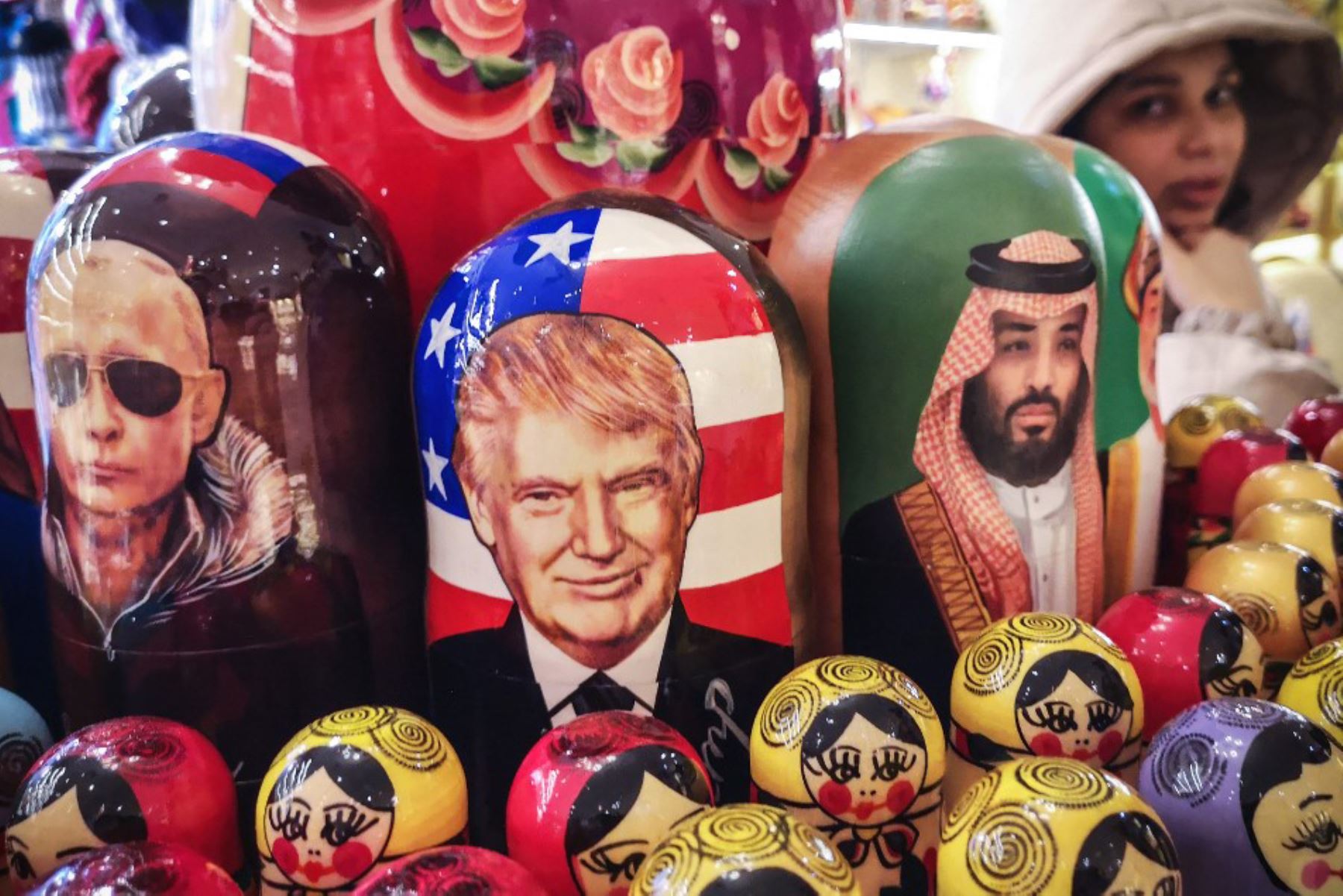 Las tradicionales muñecas rusas de madera, las muñecas Matryoshka, que representan al presidente ruso Vladimir Putin y al presidente electo de Estados Unidos, Donald Trump, se exhiben a la venta en una tienda de regalos en la turística calle Arbat en el centro de Moscú. Foto: AFP