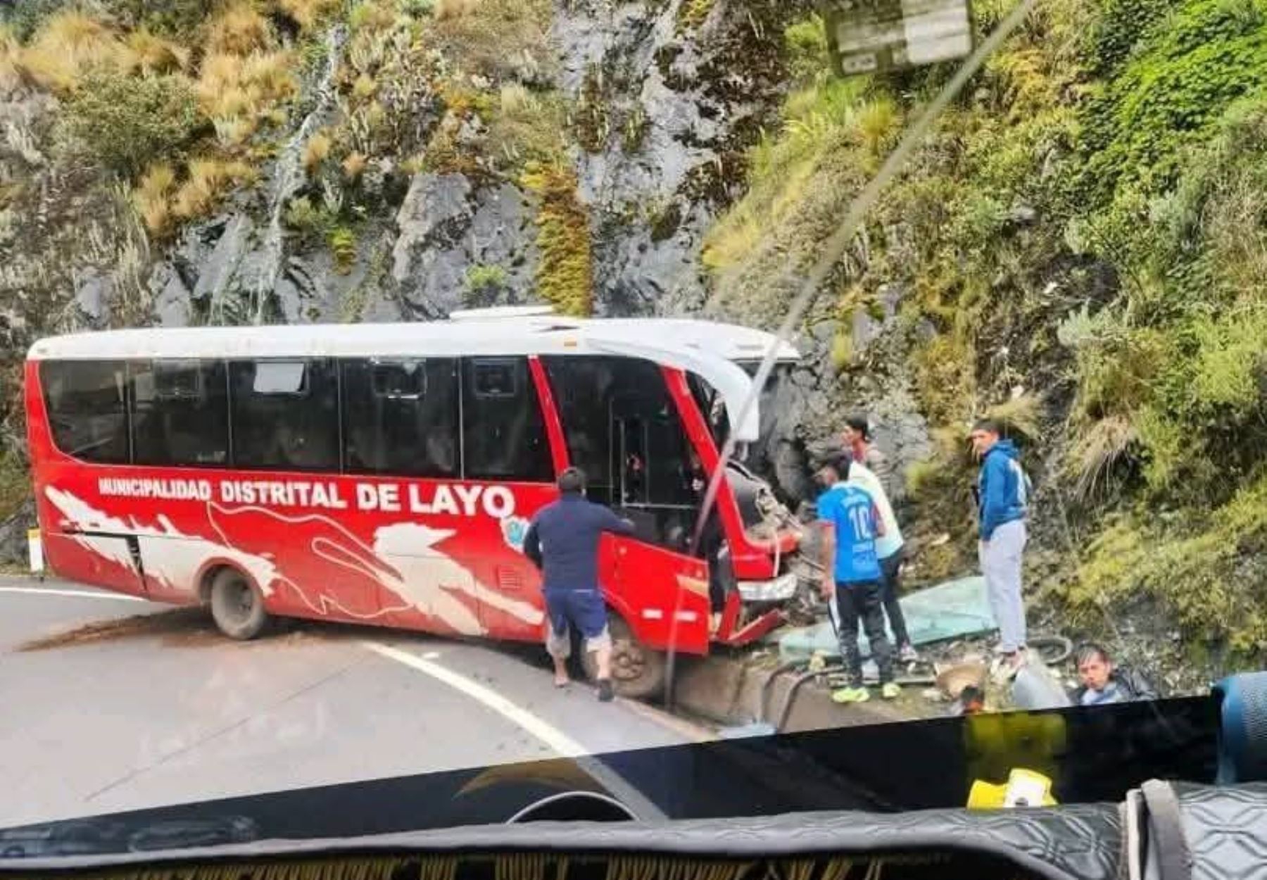 El despiste y choque de un bus de la Municipalidad de Layo Canas en la vía Interoceánica deja 18 personas heridas. El accidente ocurrió en el tramo Ocongate-Marcapata, en Cusco. ANDINA/Difusión