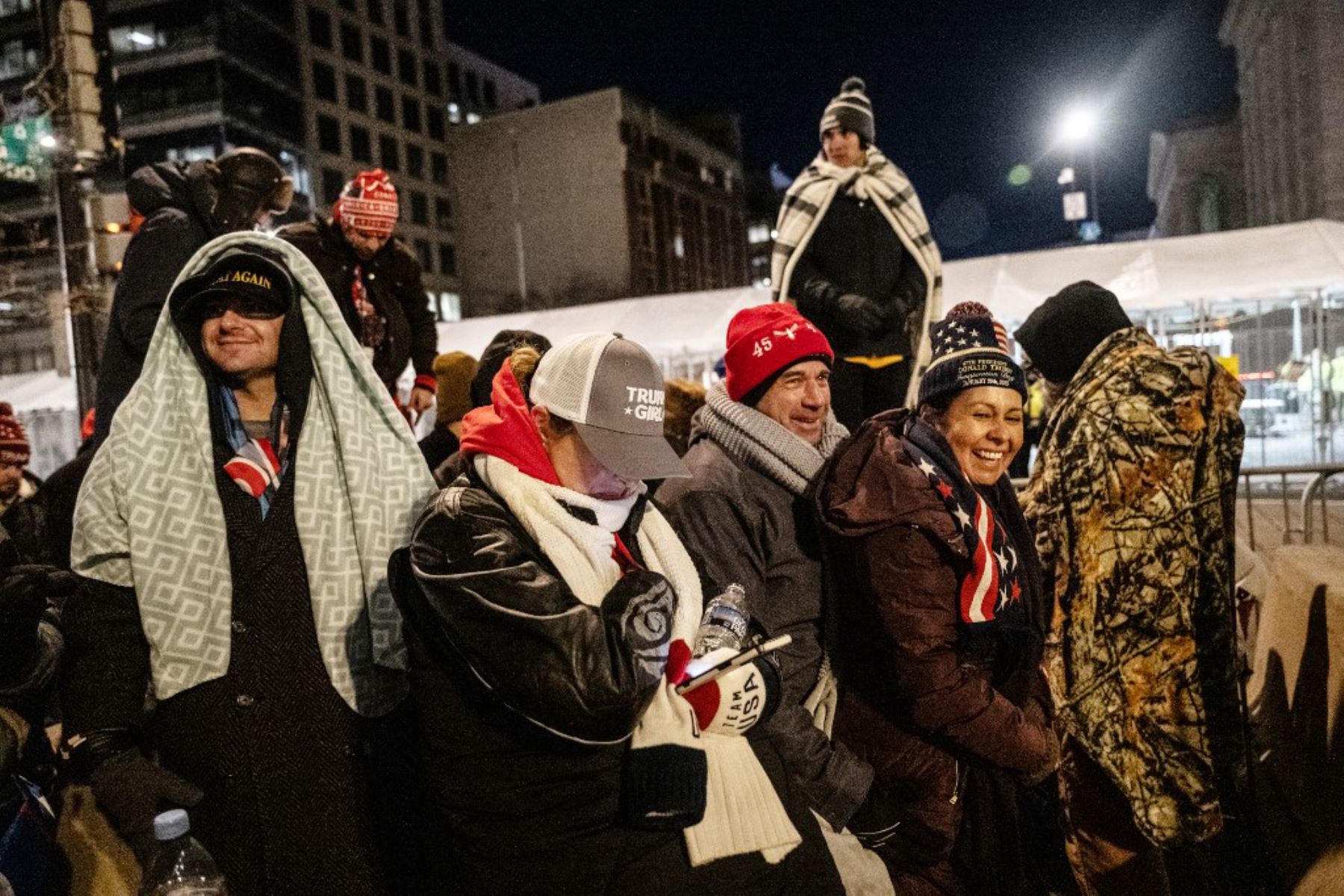 La gente hace cola para entrar al Capital One Arena para la celebración de la toma de posesión de Donald Trump el 20 de enero de 2025 en Washington, DC. El presidente electo de Estados Unidos. Foto: AFP