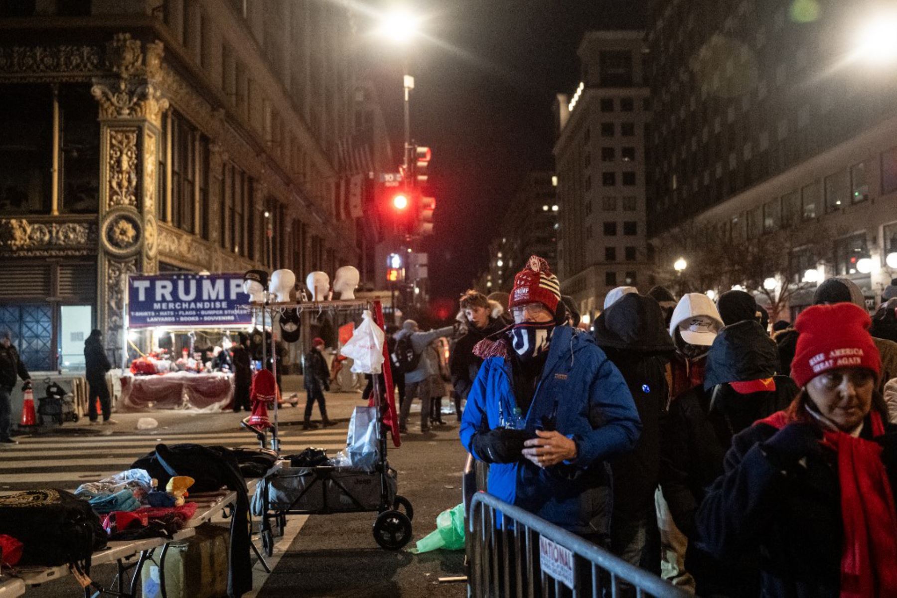 La gente hace cola para entrar al Capital One Arena para la celebración de la toma de posesión de Donald Trump el 20 de enero de 2025 en Washington, DC.  Foto: AFP