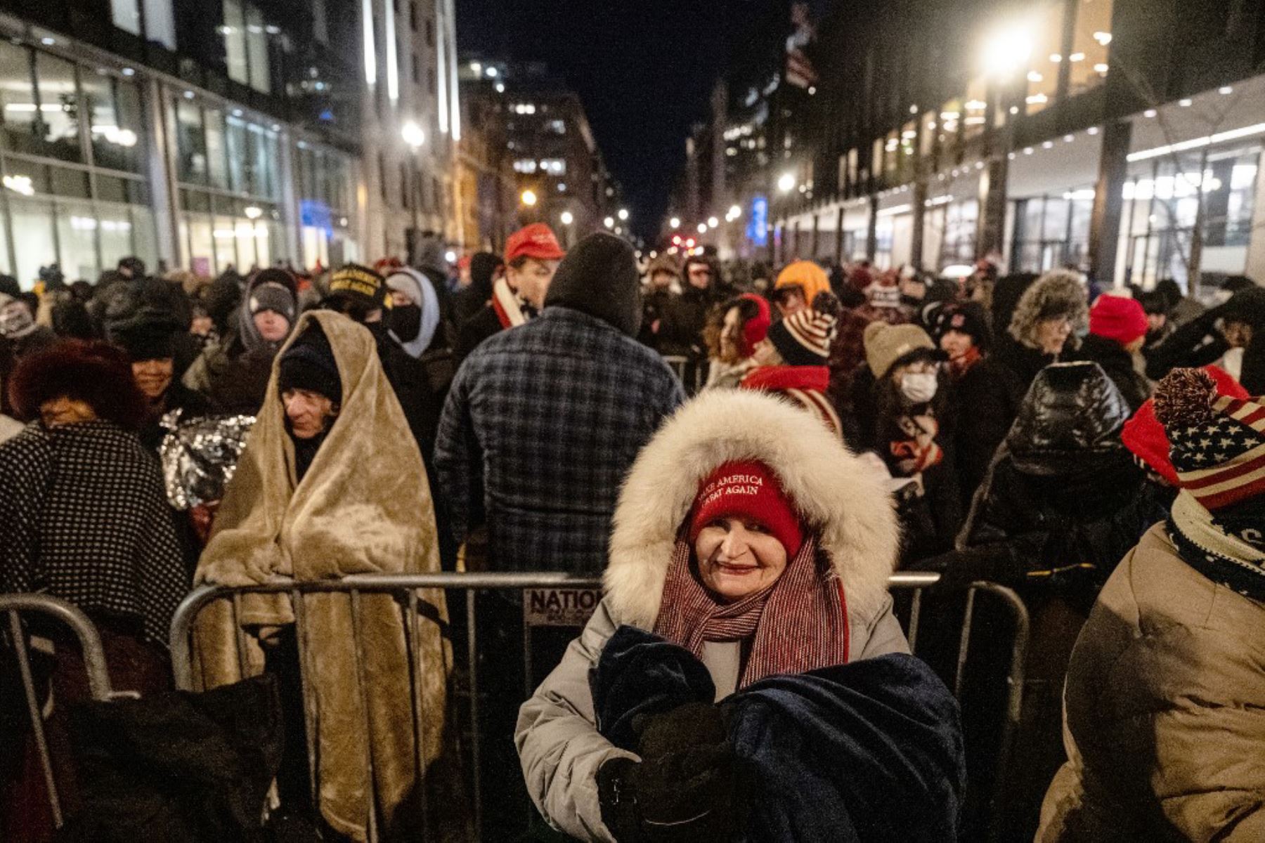 La gente hace cola para entrar al Capital One Arena para la celebración de la toma de posesión de Donald Trump el 20 de enero de 2025 en Washington, DC.  Foto: AFP