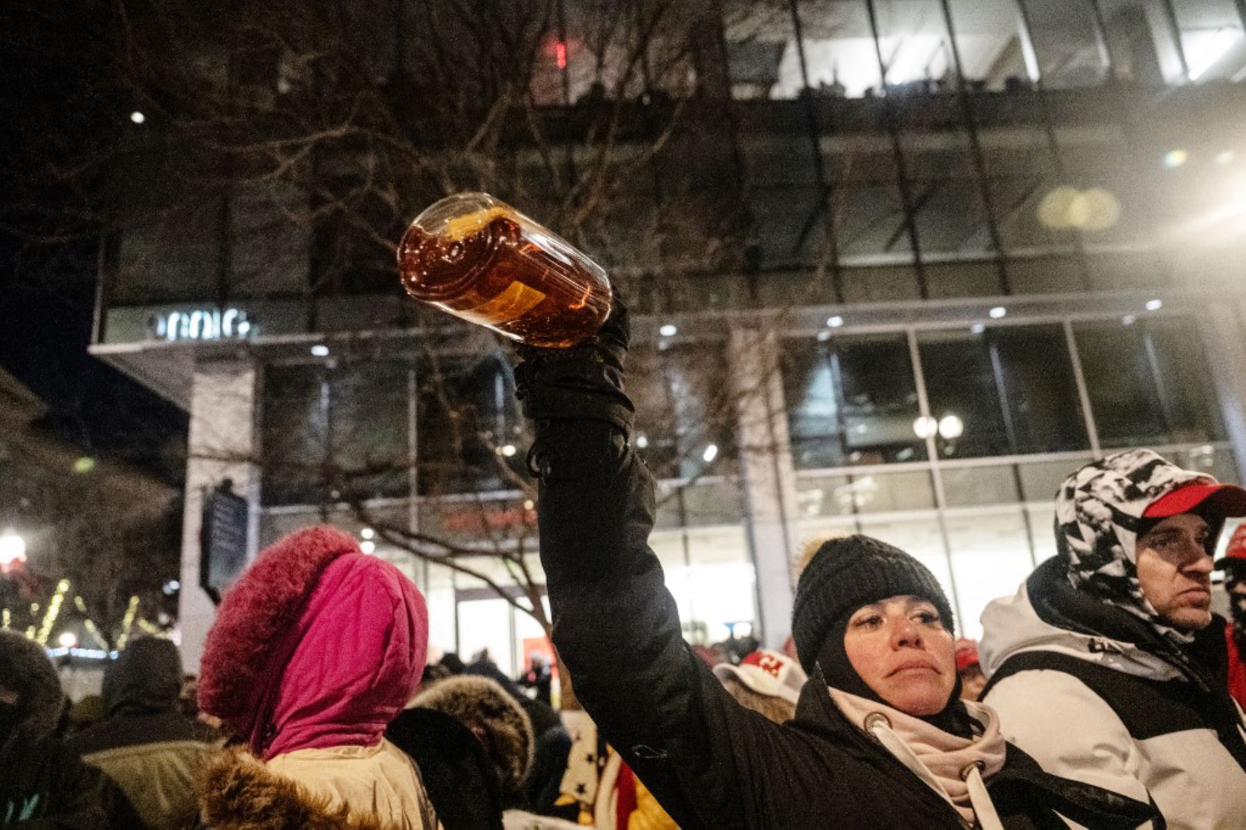 La gente hace cola para entrar al Capital One Arena para la celebración de la toma de posesión de Donald Trump el 20 de enero de 2025 en Washington, DC.  Foto: AFP