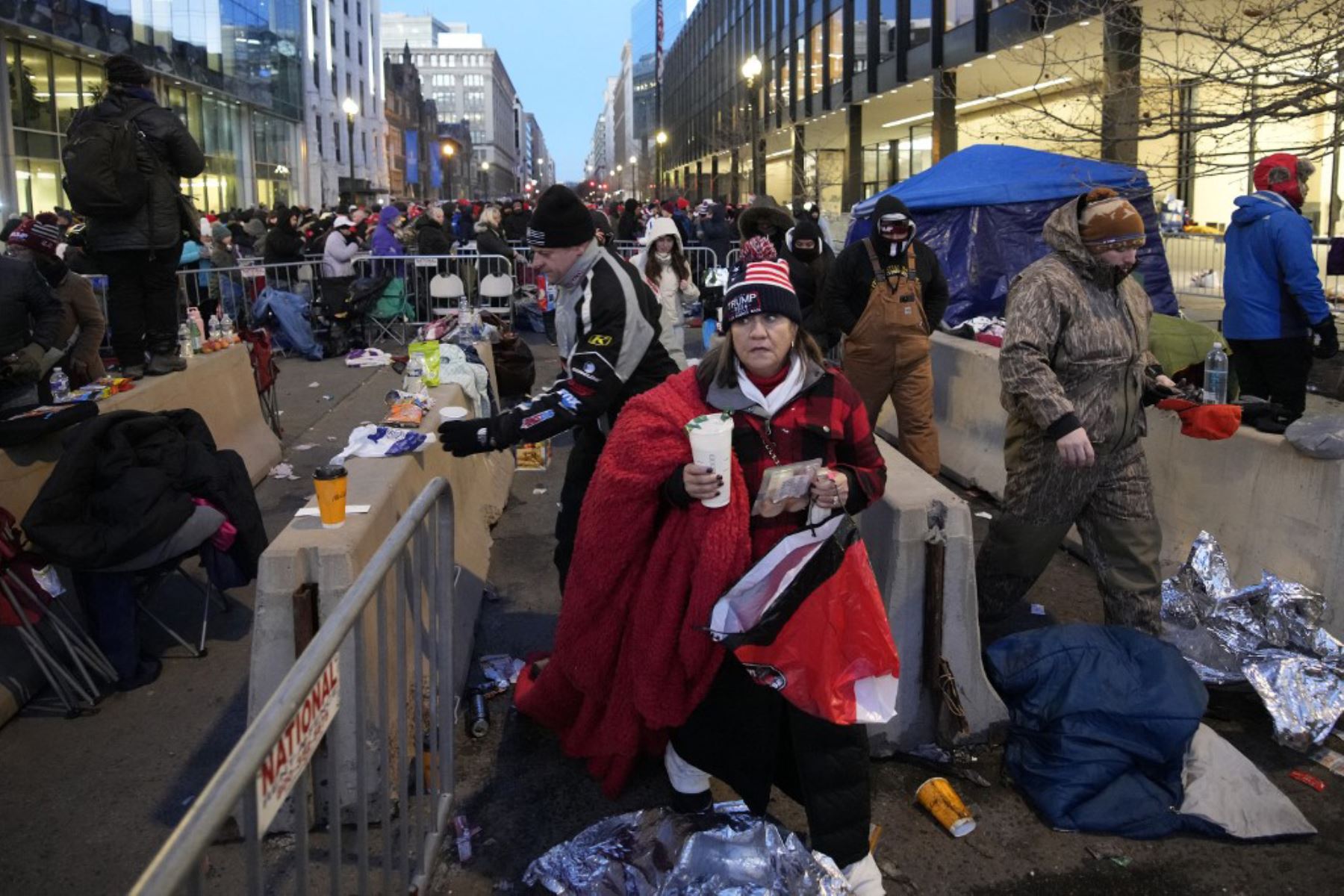 La gente hace cola para entrar al Capital One Arena para la celebración de la toma de posesión de Donald Trump el 20 de enero de 2025 en Washington, DC.  Foto: AFP