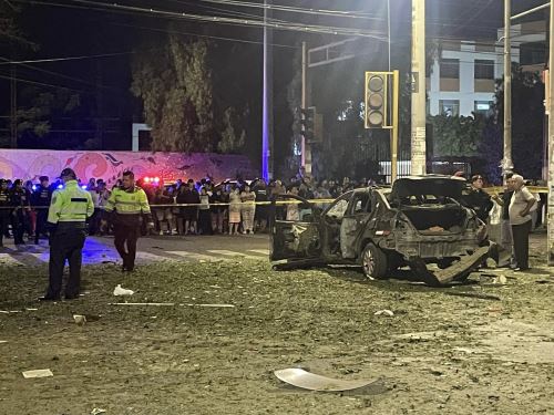 Un auto quedó totalmente destruido tras la fuerte explosión registrada en la ciudad de Trujillo, cerca de la sede del Ministerio Público. ANDINA/Difusión