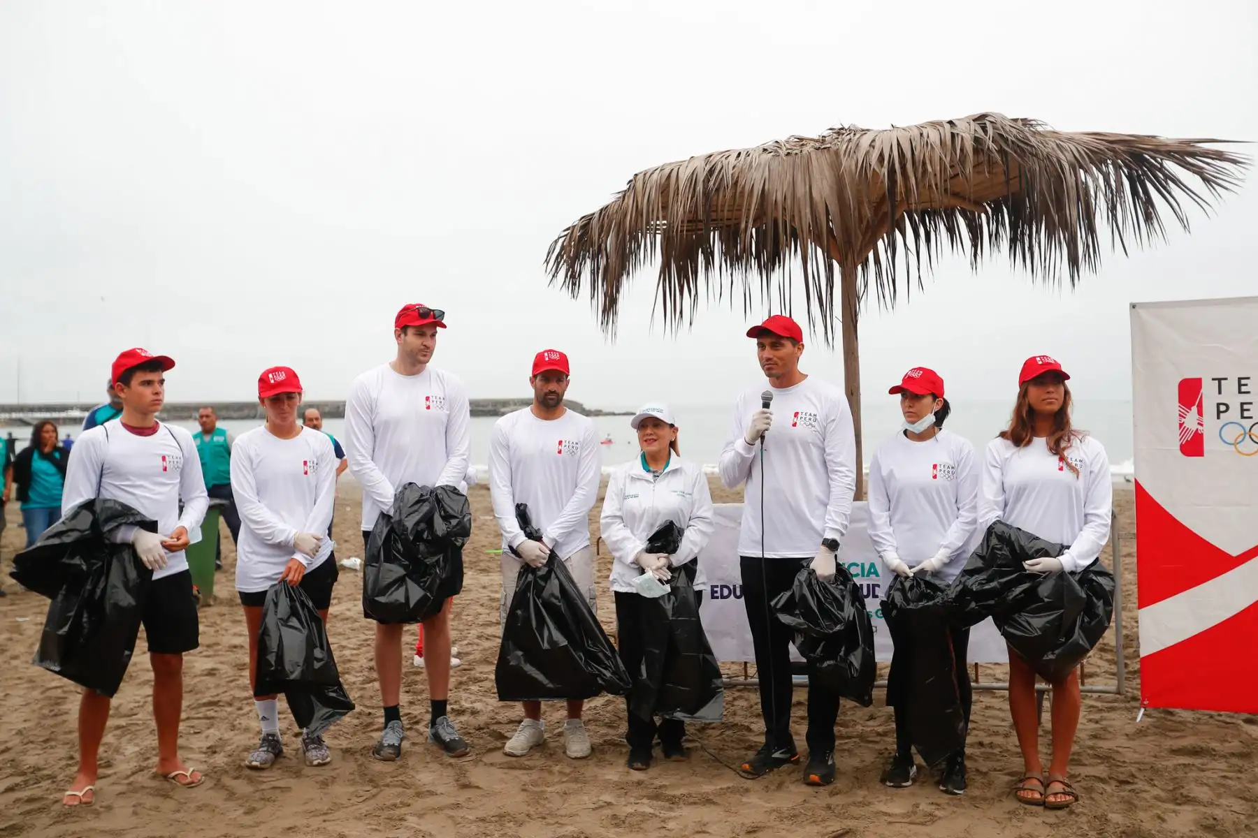 El deportista peruano Stefano Peschiera, medalla de bronce en Los Juegos Olímpicos de París 2024, participó junto a otros destacados deportistas en una campaña de limpieza de espacios públicos en la playa Los Yuyos en el distrito de Barranco desde las 6:30 horas. Foto: ANDINA/Daniel Bracamonte