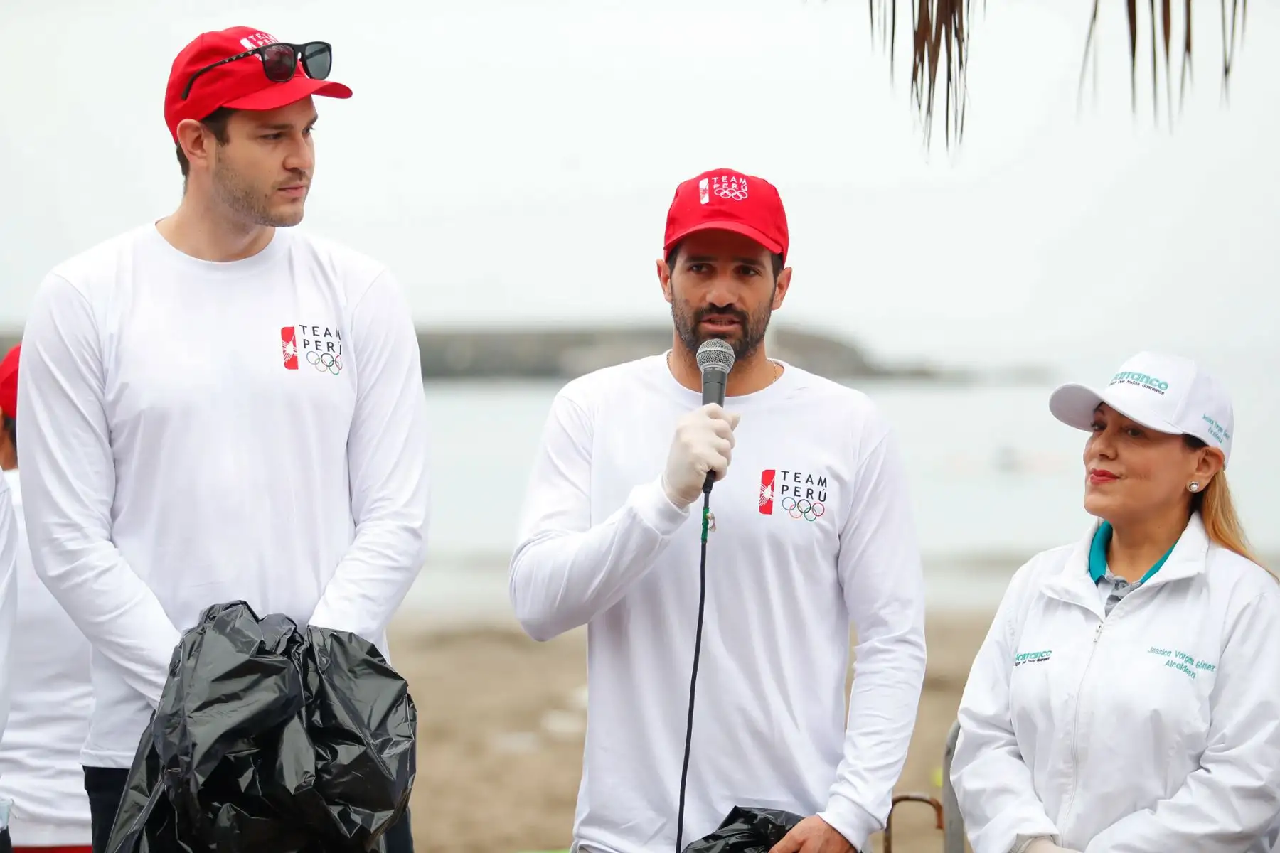 El deportista peruano Stefano Peschiera, medalla de bronce en Los Juegos Olímpicos de París 2024, participó junto a otros destacados deportistas en una campaña de limpieza de espacios públicos en la playa Los Yuyos en el distrito de Barranco desde las 6:30 horas. Foto: ANDINA/Daniel Bracamonte