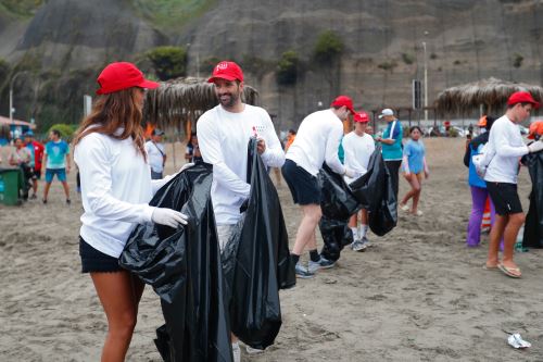 Stefano Peschiera: bronce en París 2024, lidera jornada de limpieza en playa Los Yuyos