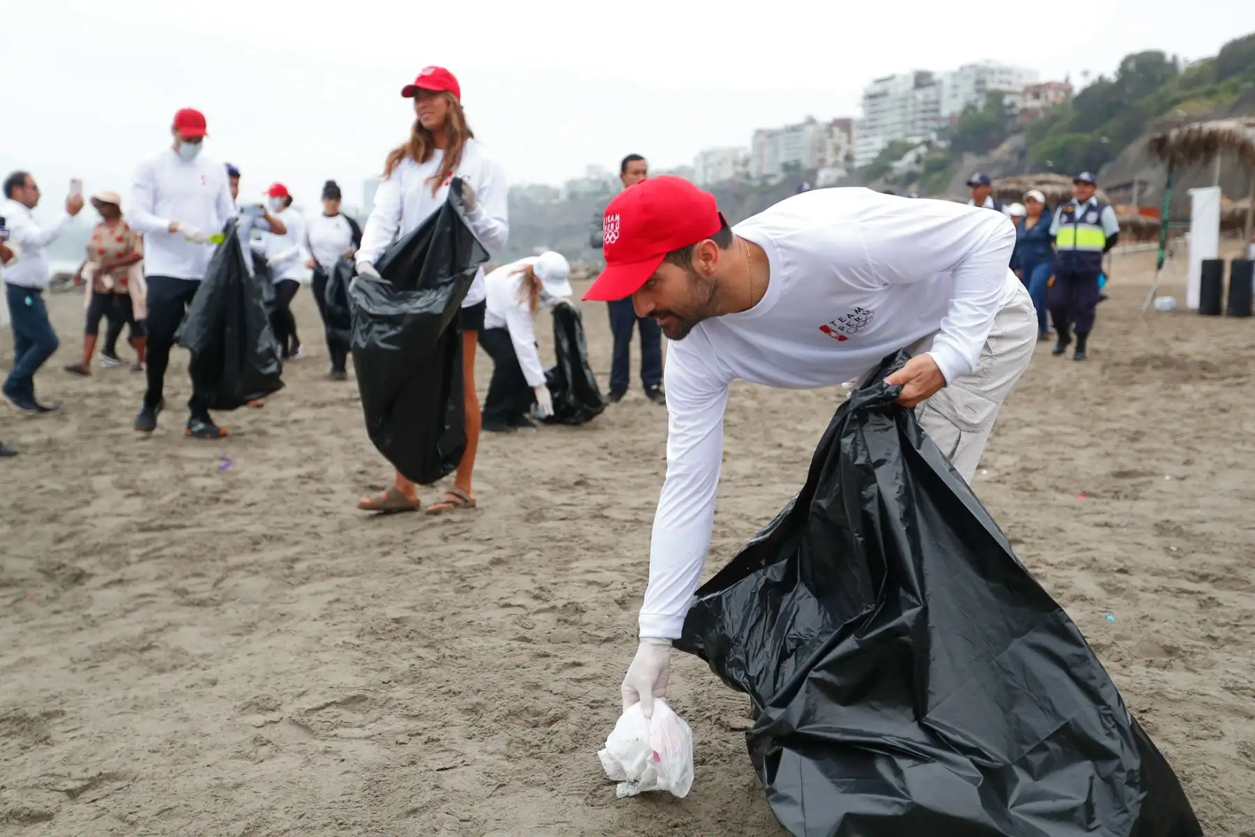 El deportista peruano Stefano Peschiera, medalla de bronce en Los Juegos Olímpicos de París 2024, participó junto a otros destacados deportistas en una campaña de limpieza de espacios públicos en la playa Los Yuyos en el distrito de Barranco desde las 6:30 horas. Foto: ANDINA/Daniel Bracamonte