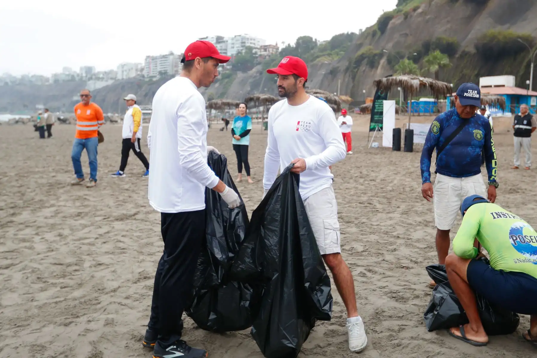 El deportista peruano Stefano Peschiera, medalla de bronce en Los Juegos Olímpicos de París 2024, participó junto a otros destacados deportistas en una campaña de limpieza de espacios públicos en la playa Los Yuyos en el distrito de Barranco desde las 6:30 horas. Foto: ANDINA/Daniel Bracamonte