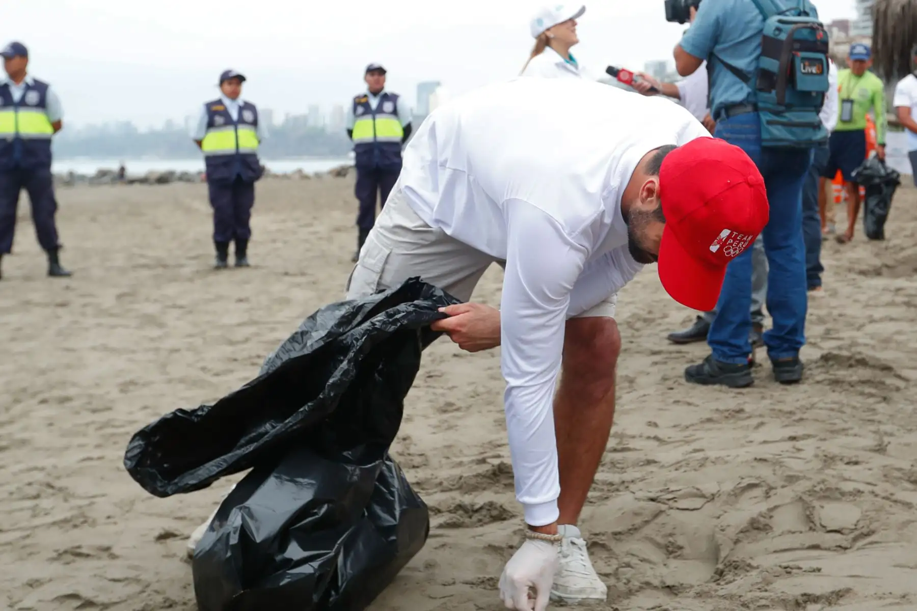 El deportista peruano Stefano Peschiera, medalla de bronce en Los Juegos Olímpicos de París 2024, participó junto a otros destacados deportistas en una campaña de limpieza de espacios públicos en la playa Los Yuyos en el distrito de Barranco desde las 6:30 horas. Foto: ANDINA/Daniel Bracamonte