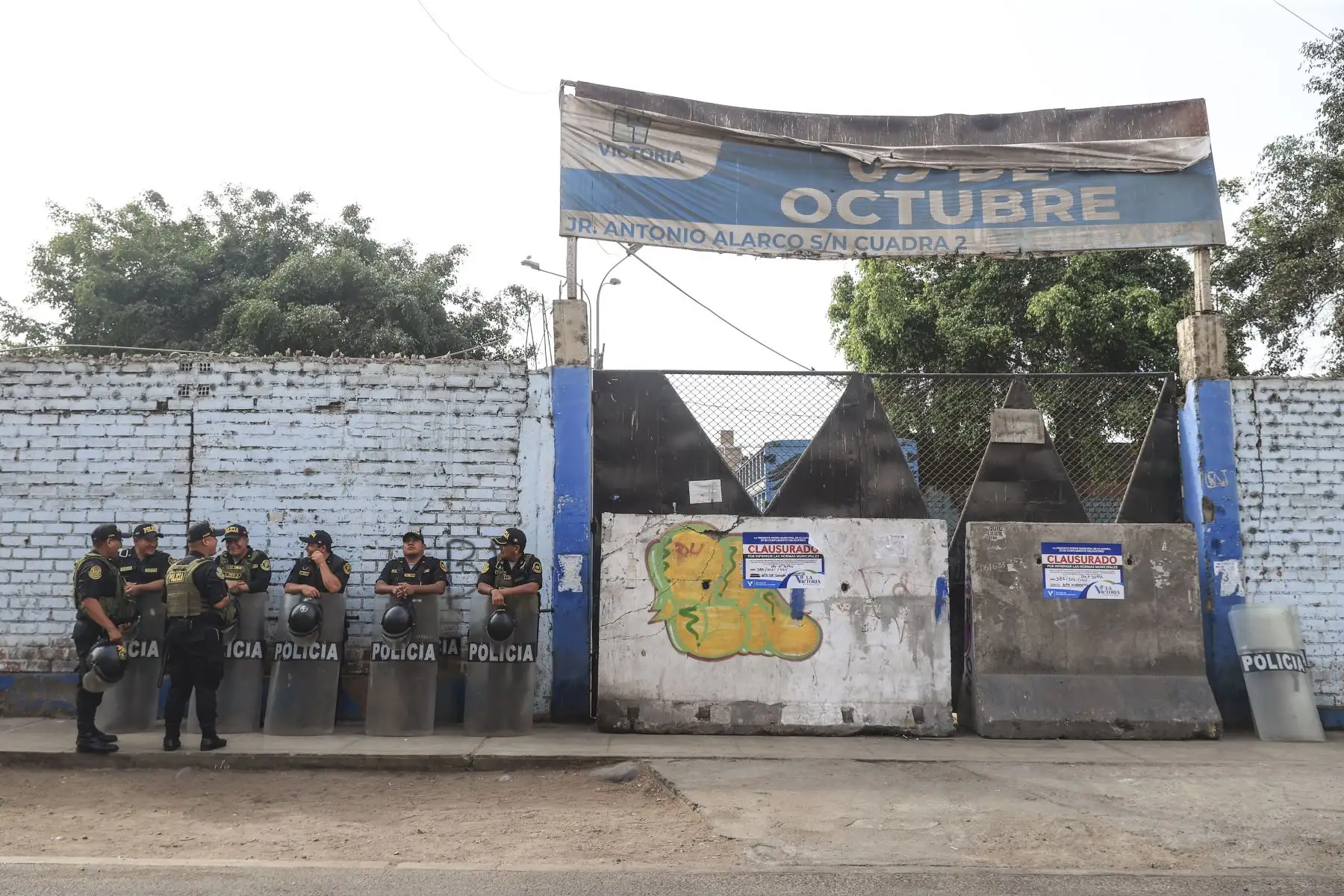 La municipalidad de La Victoria clausuró esta madrugada el mercado de abastos “9 de octubre” debido a una serie de problemas de infraestructura, salubridad y por mantener una deuda de más de 800 mil soles con la comuna. Foto: ANDINA/Jhonel Rodríguez Robles