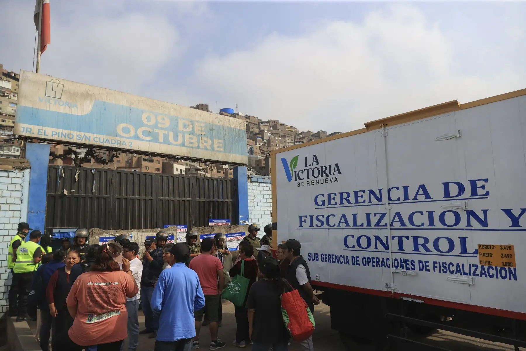 La municipalidad de La Victoria clausuró esta madrugada el mercado de abastos “9 de octubre” debido a una serie de problemas de infraestructura, salubridad y por mantener una deuda de más de 800 mil soles con la comuna. Foto: ANDINA/Jhonel Rodríguez Robles