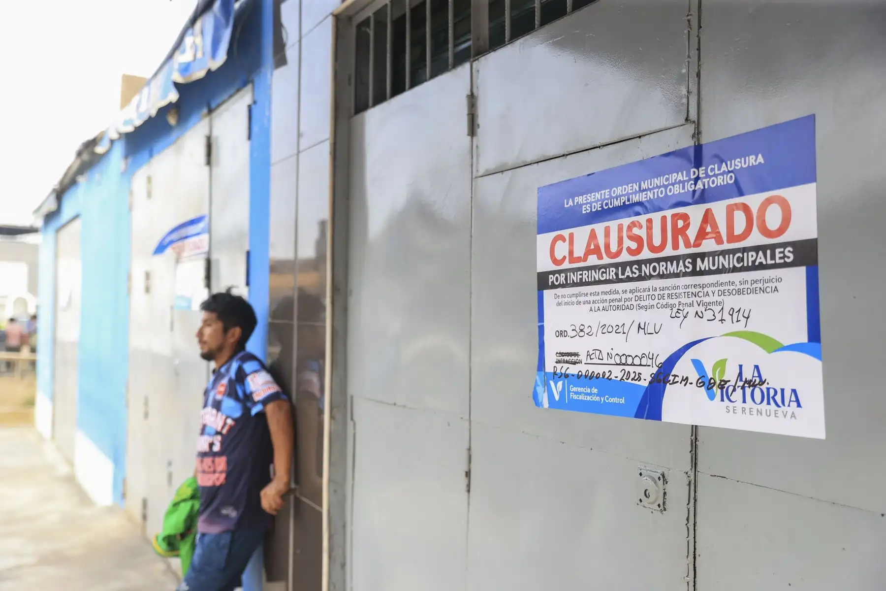 La municipalidad de La Victoria clausuró esta madrugada el mercado de abastos “9 de octubre” debido a una serie de problemas de infraestructura, salubridad y por mantener una deuda de más de 800 mil soles con la comuna. Foto: ANDINA/Jhonel Rodríguez Robles