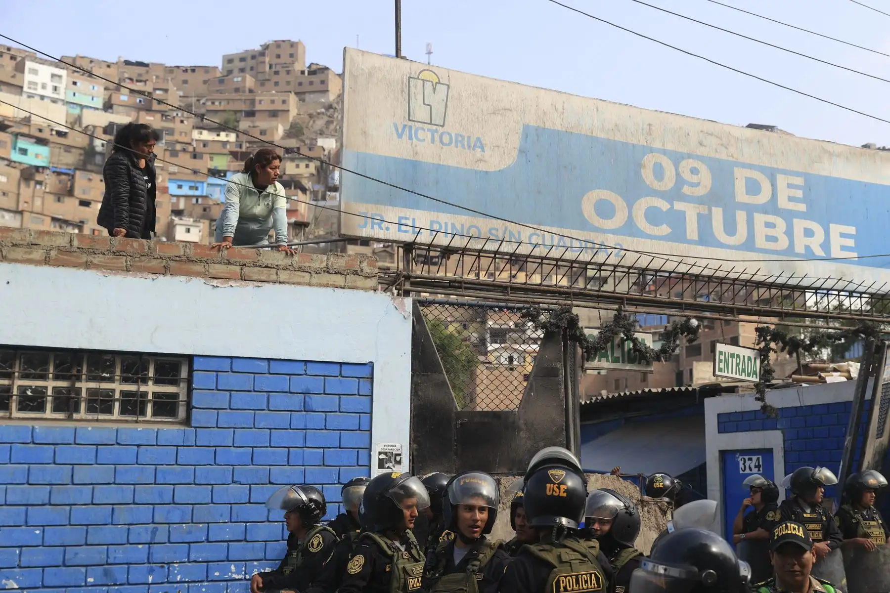 La municipalidad de La Victoria clausuró esta madrugada el mercado de abastos “9 de octubre” debido a una serie de problemas de infraestructura, salubridad y por mantener una deuda de más de 800 mil soles con la comuna. Foto: ANDINA/Jhonel Rodríguez Robles