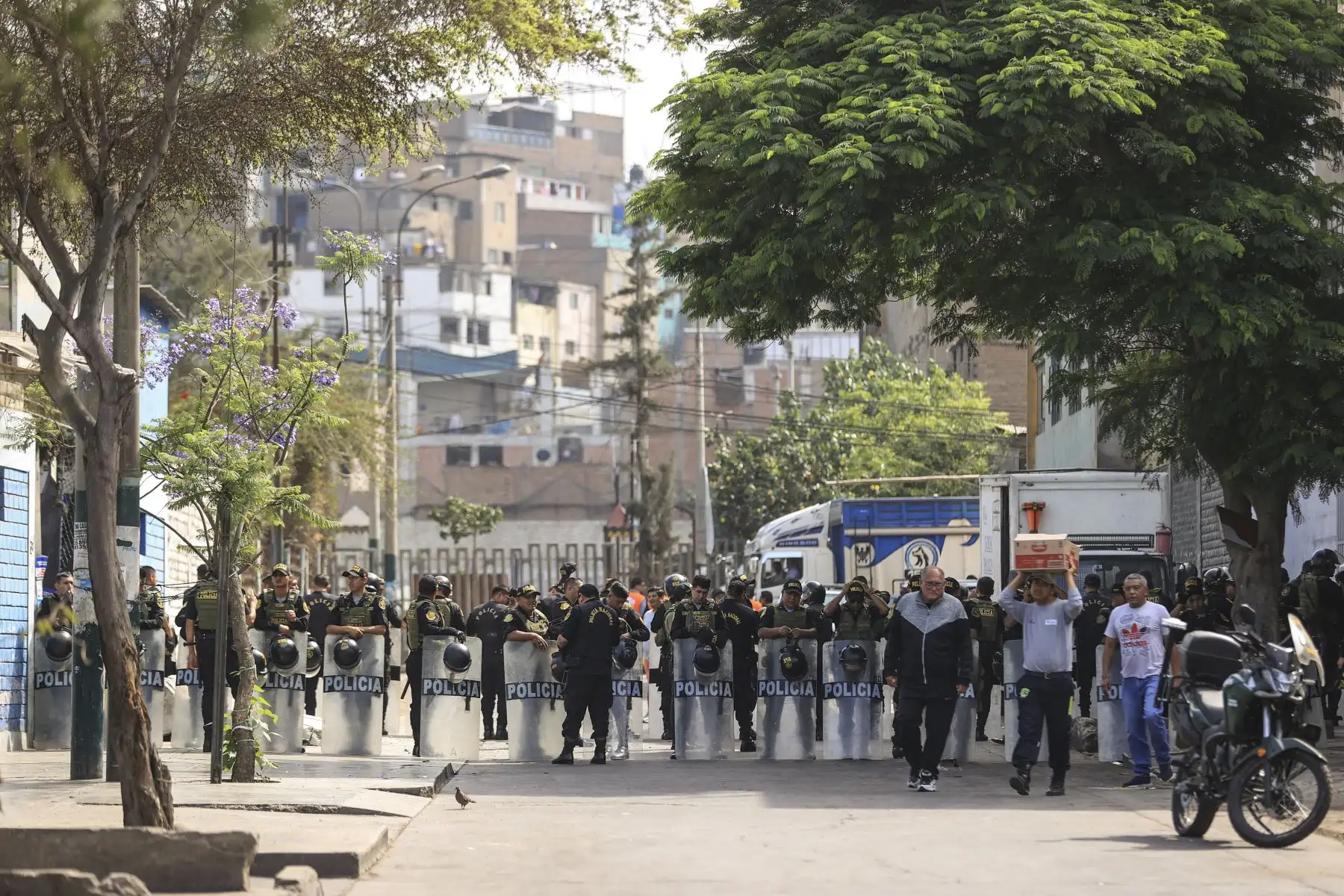 La municipalidad de La Victoria clausuró esta madrugada el mercado de abastos “9 de octubre” debido a una serie de problemas de infraestructura, salubridad y por mantener una deuda de más de 800 mil soles con la comuna. Foto: ANDINA/Jhonel Rodríguez Robles