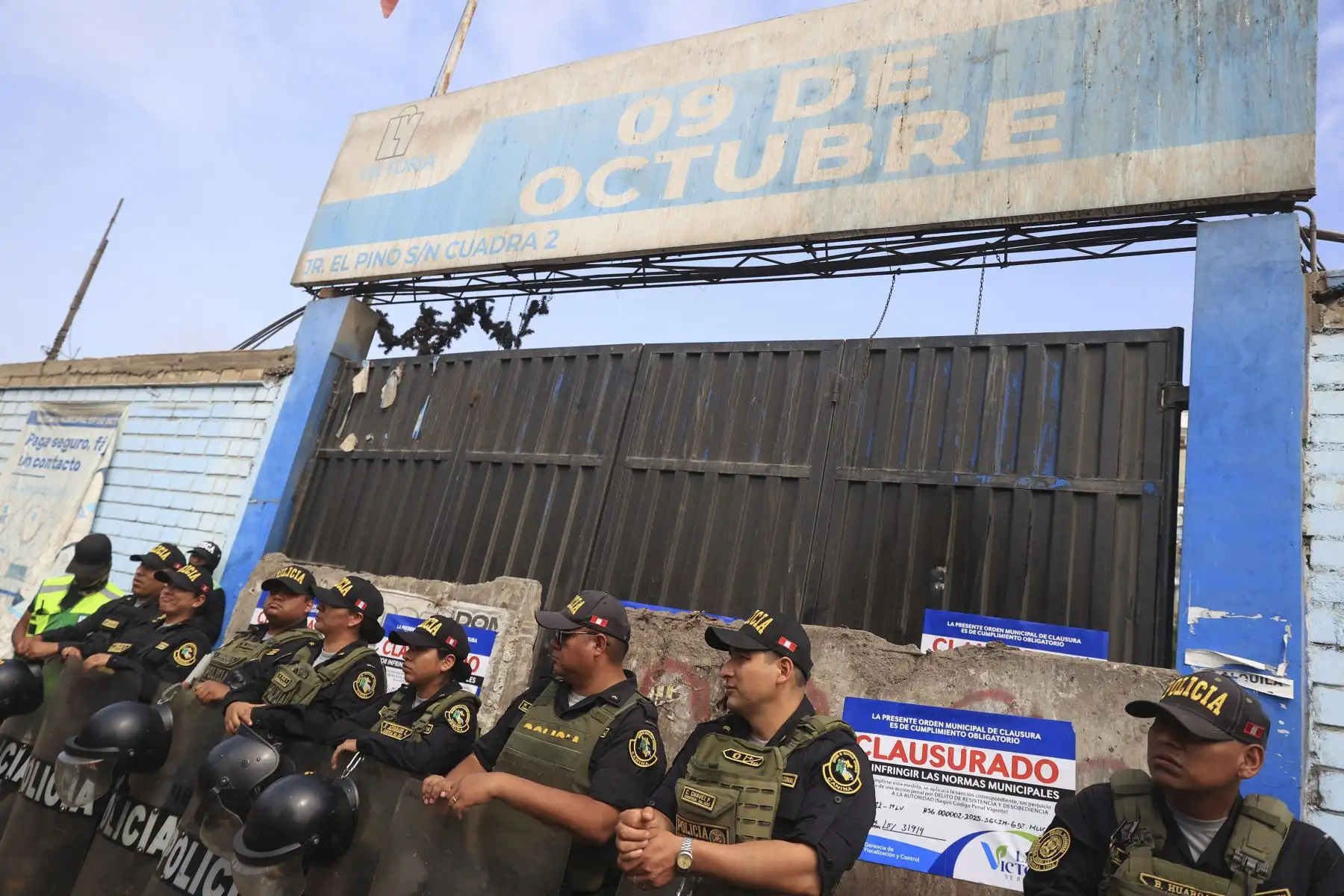 La municipalidad de La Victoria clausuró esta madrugada el mercado de abastos “9 de octubre” debido a una serie de problemas de infraestructura, salubridad y por mantener una deuda de más de 800 mil soles con la comuna. Foto: ANDINA/Jhonel Rodríguez Robles