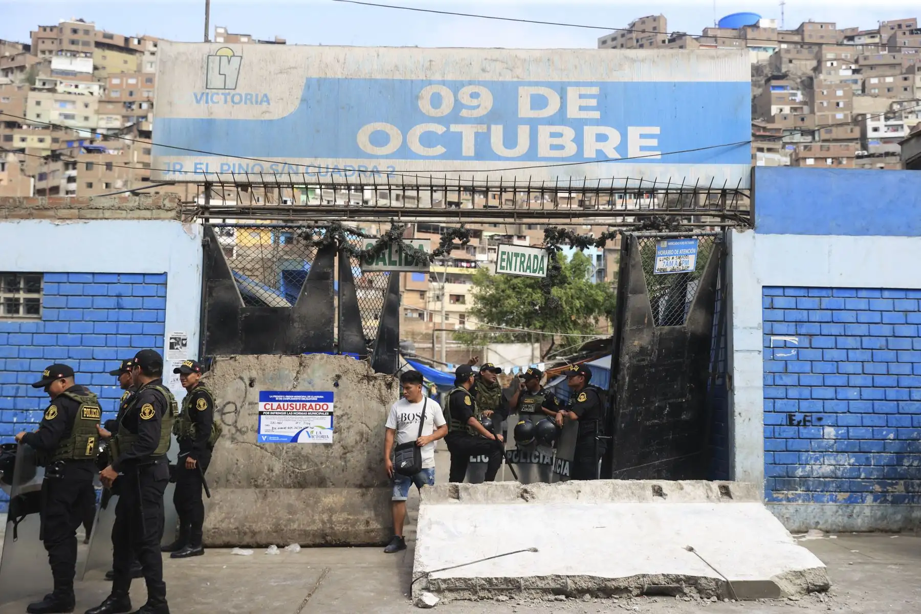 La municipalidad de La Victoria clausuró esta madrugada el mercado de abastos “9 de octubre” debido a una serie de problemas de infraestructura, salubridad y por mantener una deuda de más de 800 mil soles con la comuna. Foto: ANDINA/Jhonel Rodríguez Robles