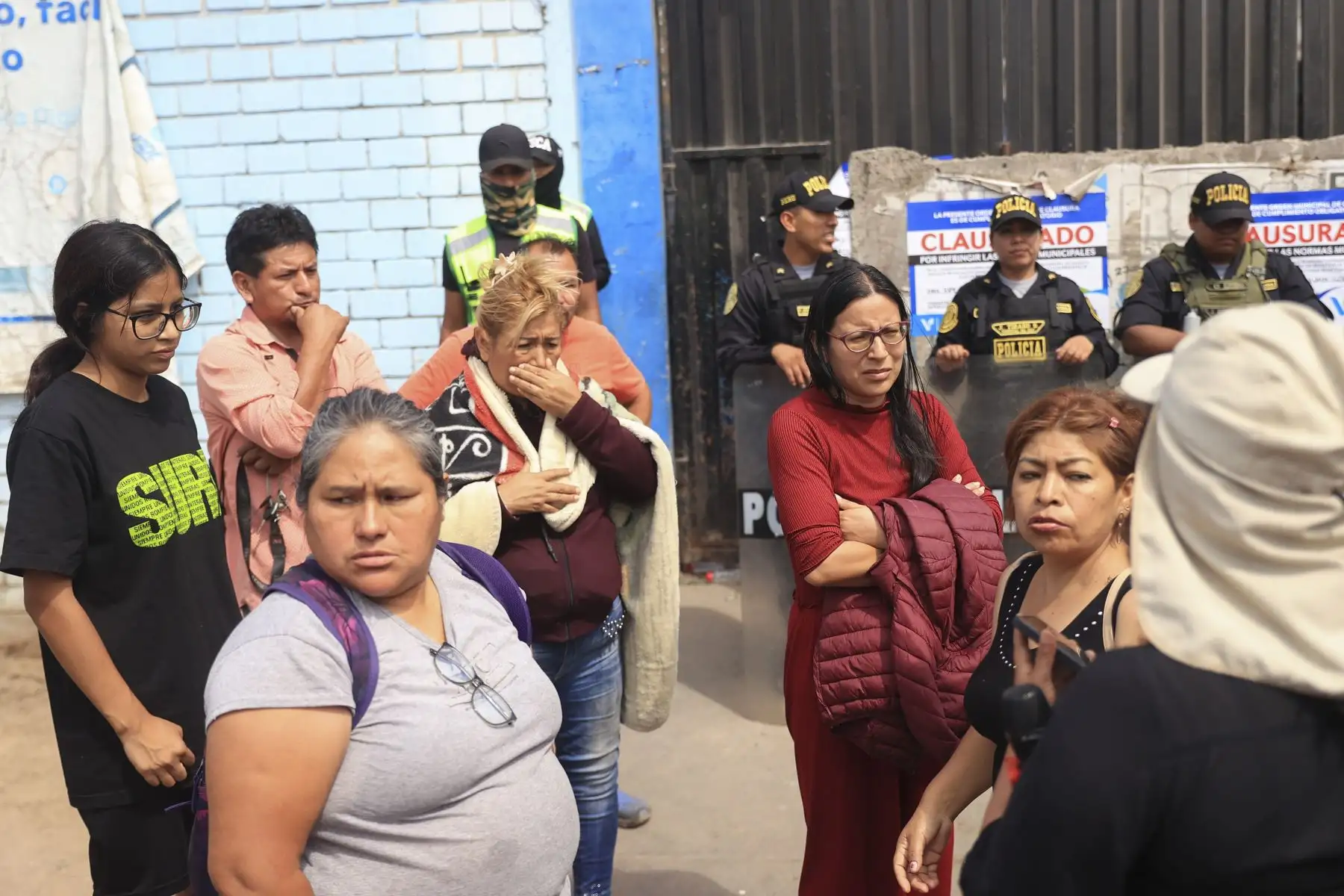 La municipalidad de La Victoria clausuró esta madrugada el mercado de abastos “9 de octubre” debido a una serie de problemas de infraestructura, salubridad y por mantener una deuda de más de 800 mil soles con la comuna. Foto: ANDINA/Jhonel Rodríguez Robles